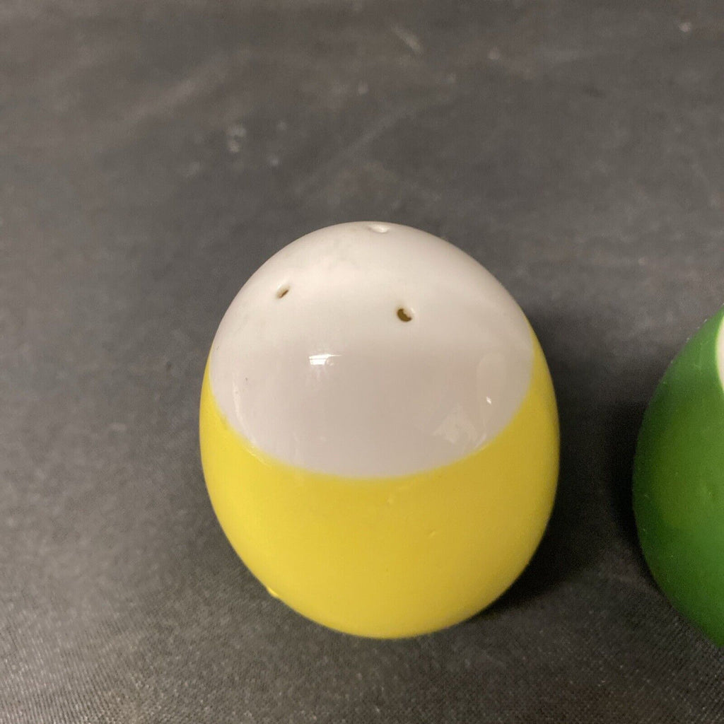 Vintage Egg Shaped Salt & Pepper pots collectable original - (5386)