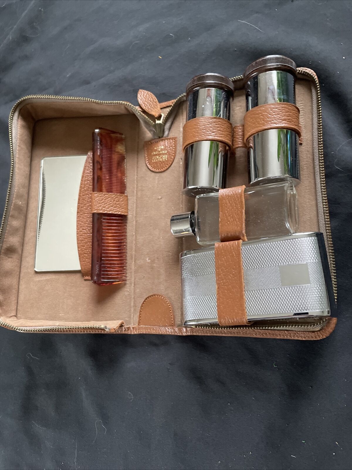 Vintage Gentlemens Grooming set unused in leather case - (9392)