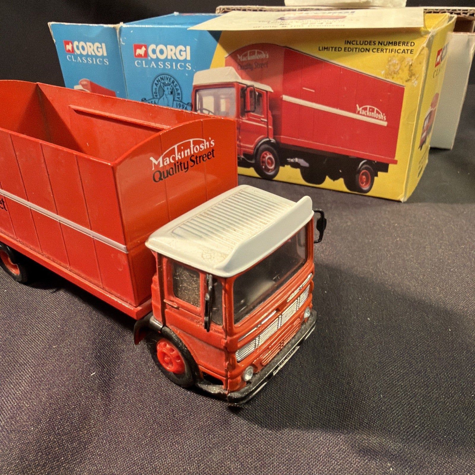 CORGI Classics MACKINTOSH'S AEC Truck Set 21201 LE #2249 of #8100 1995 - (2044)