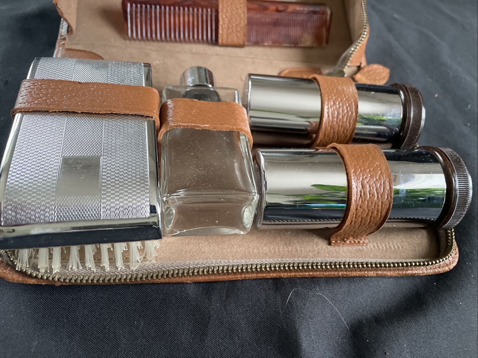 Vintage Gentlemens Grooming set unused in leather case - (9392)