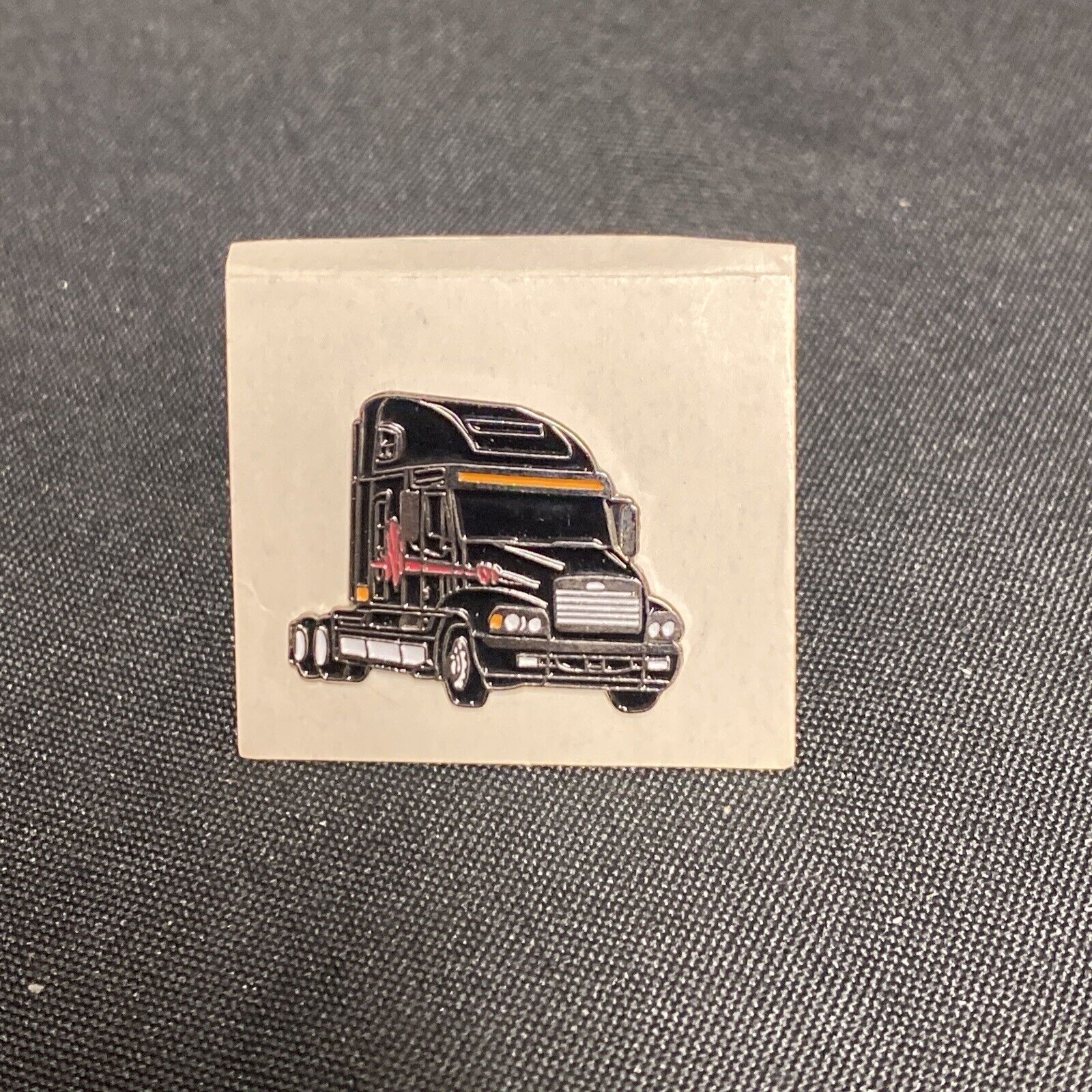 Atlas Editions Enamel Pin Badge Truck Lorry Collection Freightliner CF120 (9136)