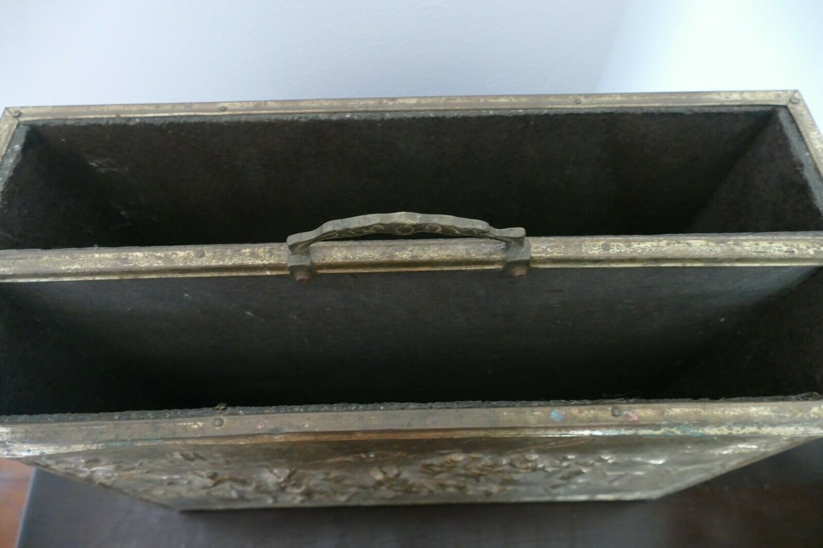 Brass Repousse Exterior Design "Cart and Horses" Magazine Rack Antique (8568)