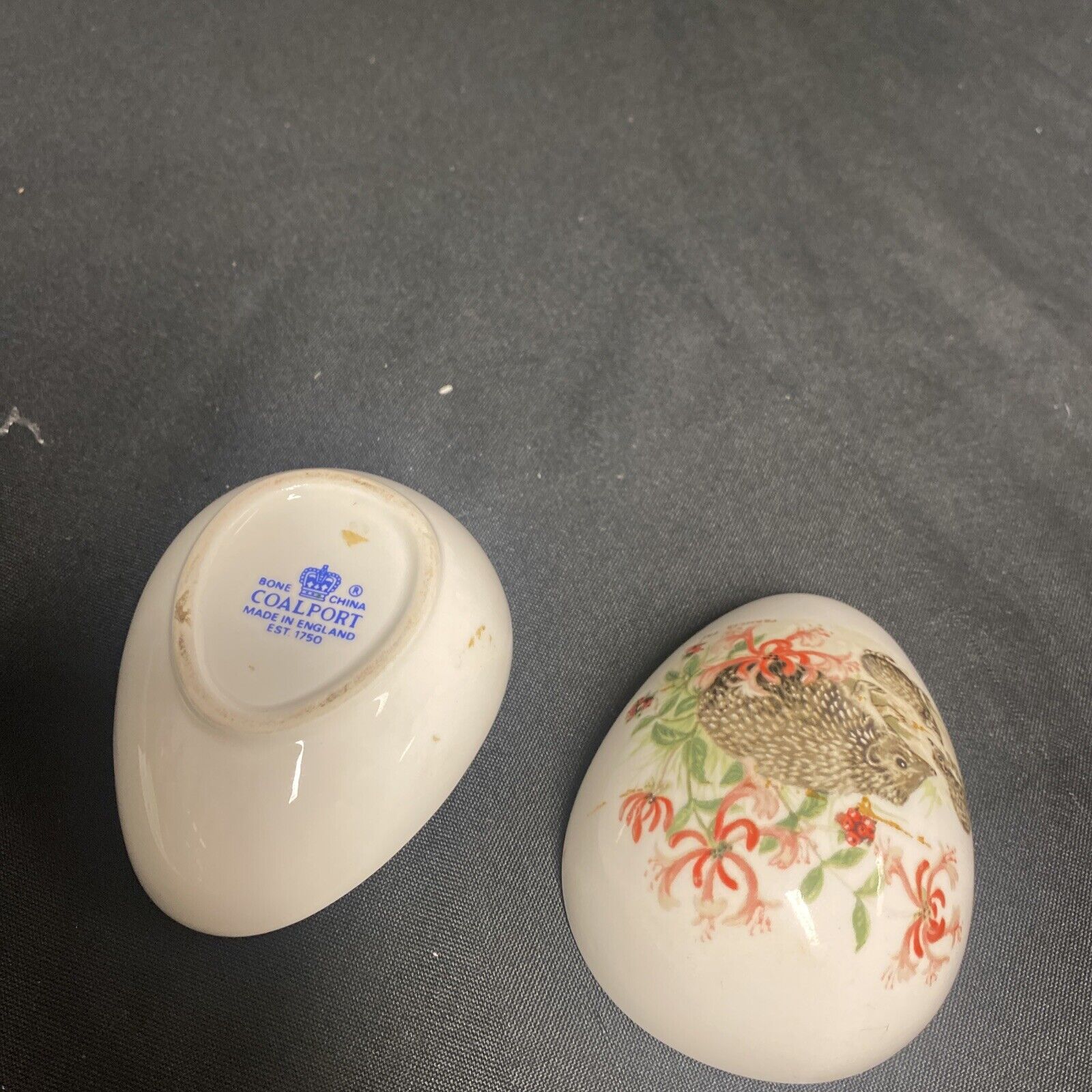 Trinket Box EGG - Coalport Bone China Country Friends Hedghog & Young - (9192)