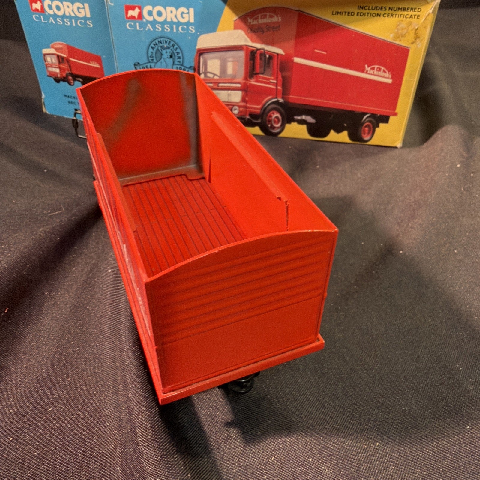 CORGI Classics MACKINTOSH'S AEC Truck Set 21201 LE #2249 of #8100 1995 - (2044)