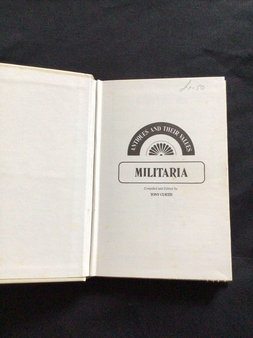 BOOK - Lyle pocket Antiques & Their Values 1976 - MILITARIA - (8586)