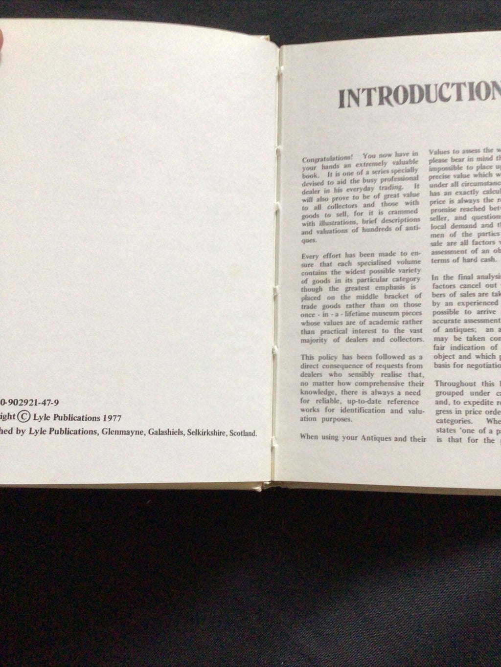 BOOK - Lyle pocket Antiques & Their Values 1977 - CHAIRS & COUCHES - (8585)