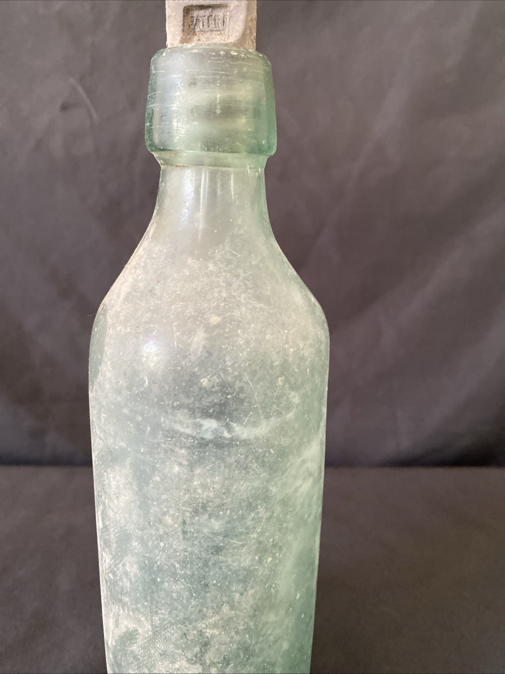 Antique Glass Bottle TH WAITES LONDON & RILEYS NEWPORT PAGNELL Stopper - (1023)