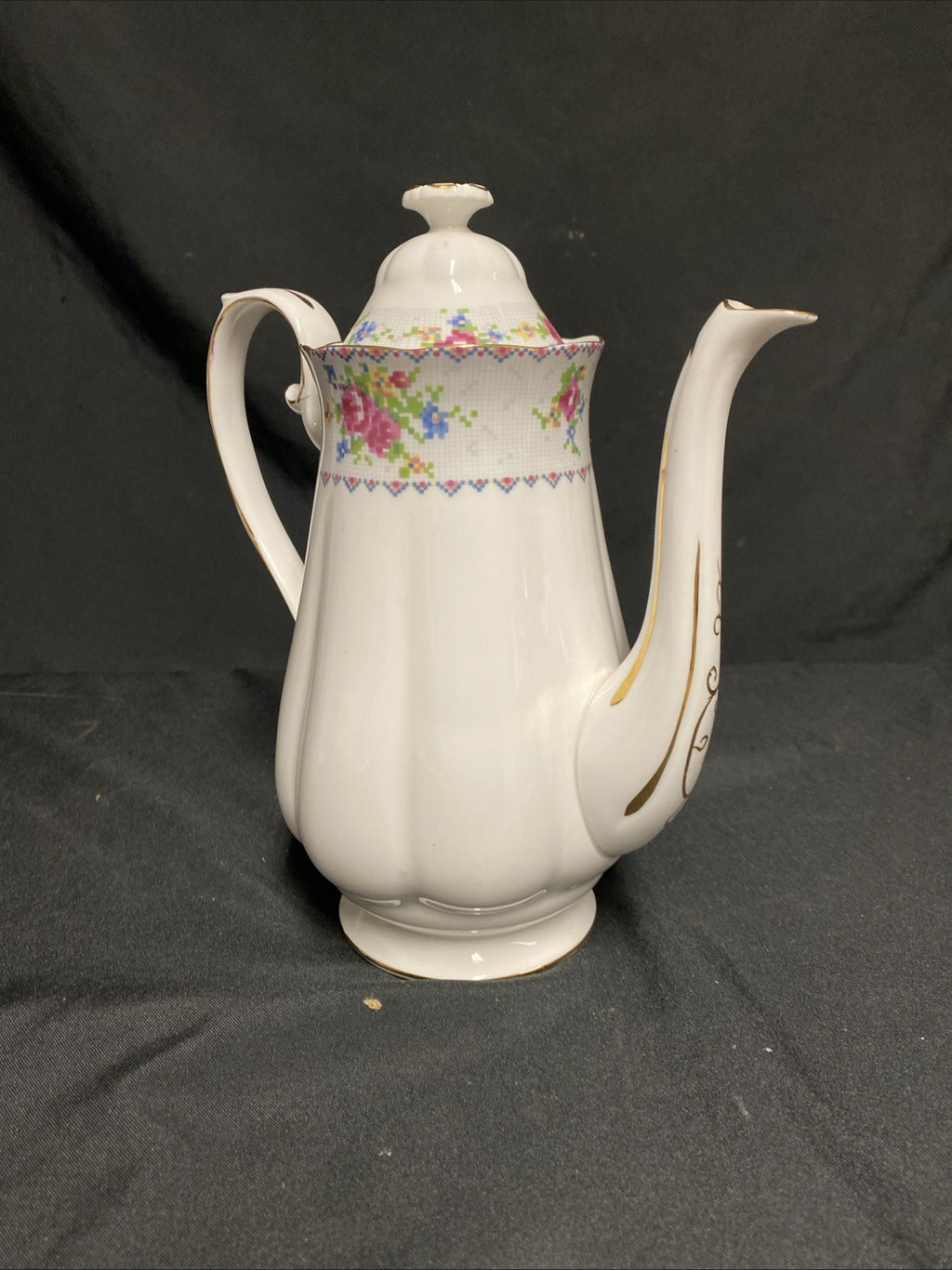Royal Albert Bone China Petit Point RD778676 Tea / Coffee Pot Mint - (1765)