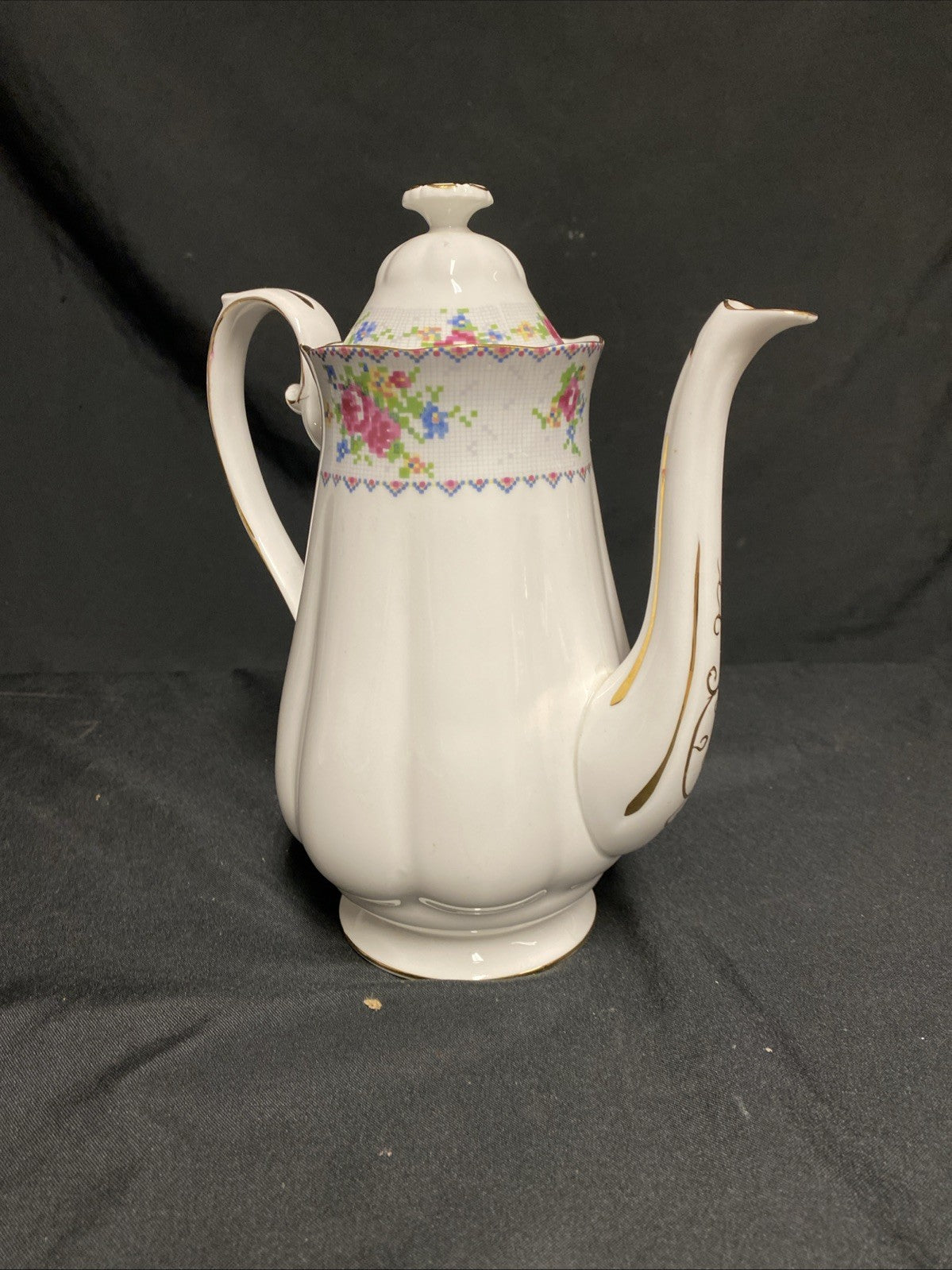Royal Albert Bone China Petit Point RD778676 Tea / Coffee Pot Mint - (1765)