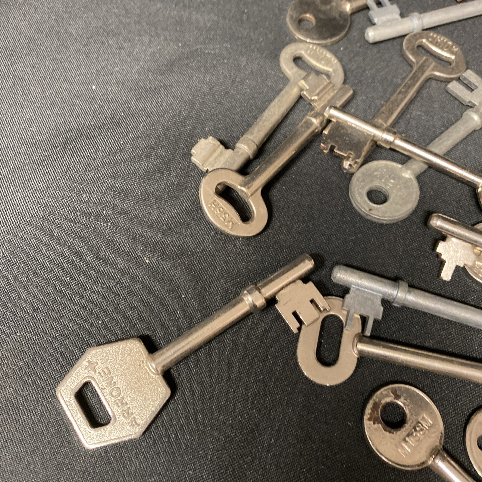 Vintage & Modern Key Lot of 25 Skeleton Keys Crafts Jewellery - (1362)