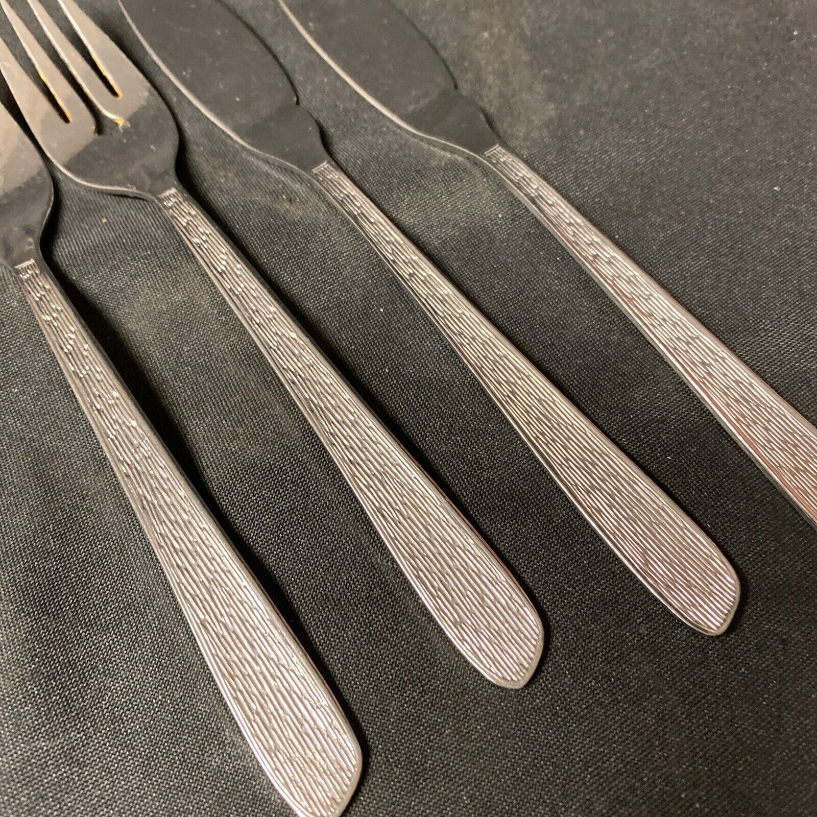 4 Pieces ONEIDA "TEXTURA" Pattern 2 x Dessert Forks &  2 x Cake Knives - (5365)