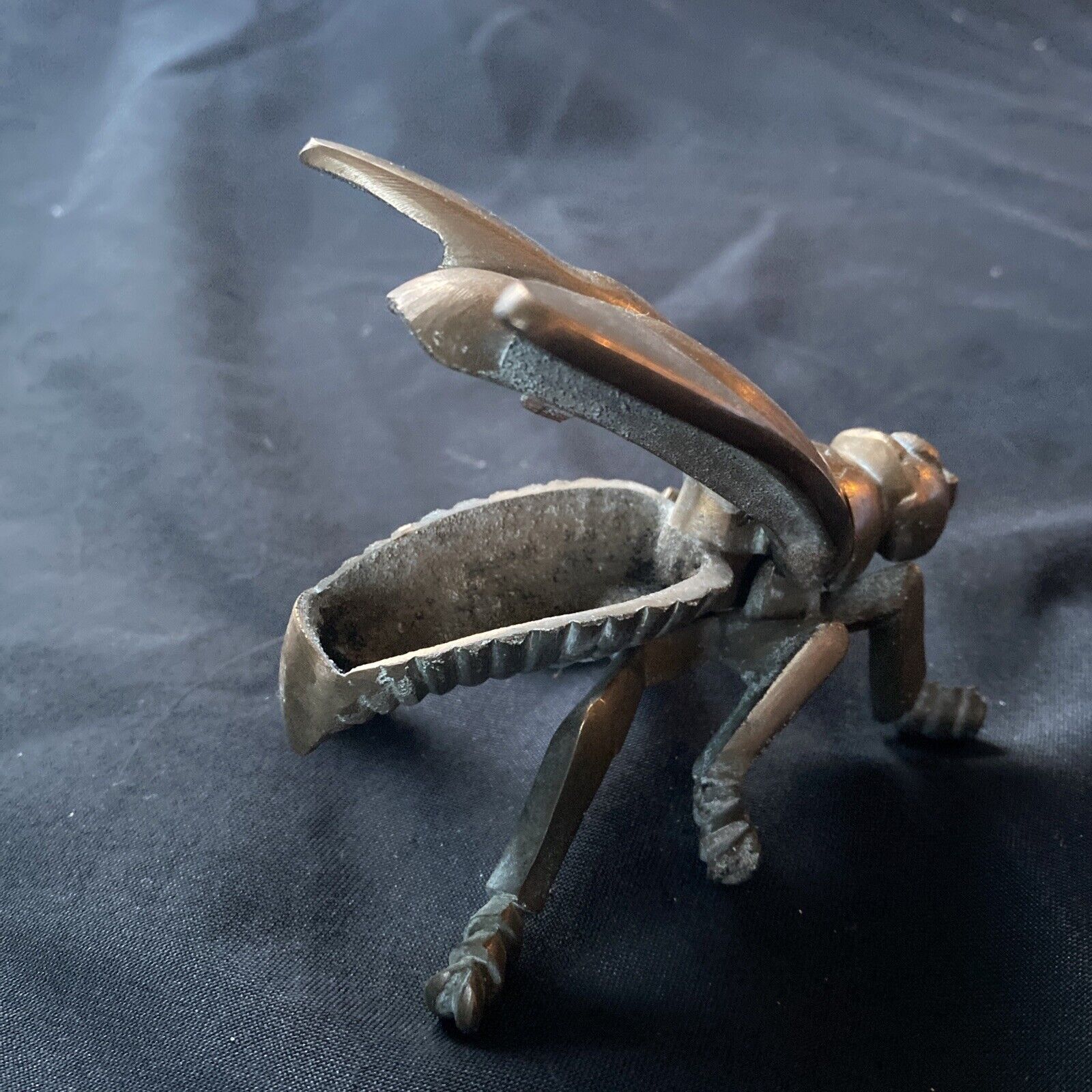 Antique Bronze Bee Lift Up Wings ashtray, trinket pot, paperweight 11cm - (9605)