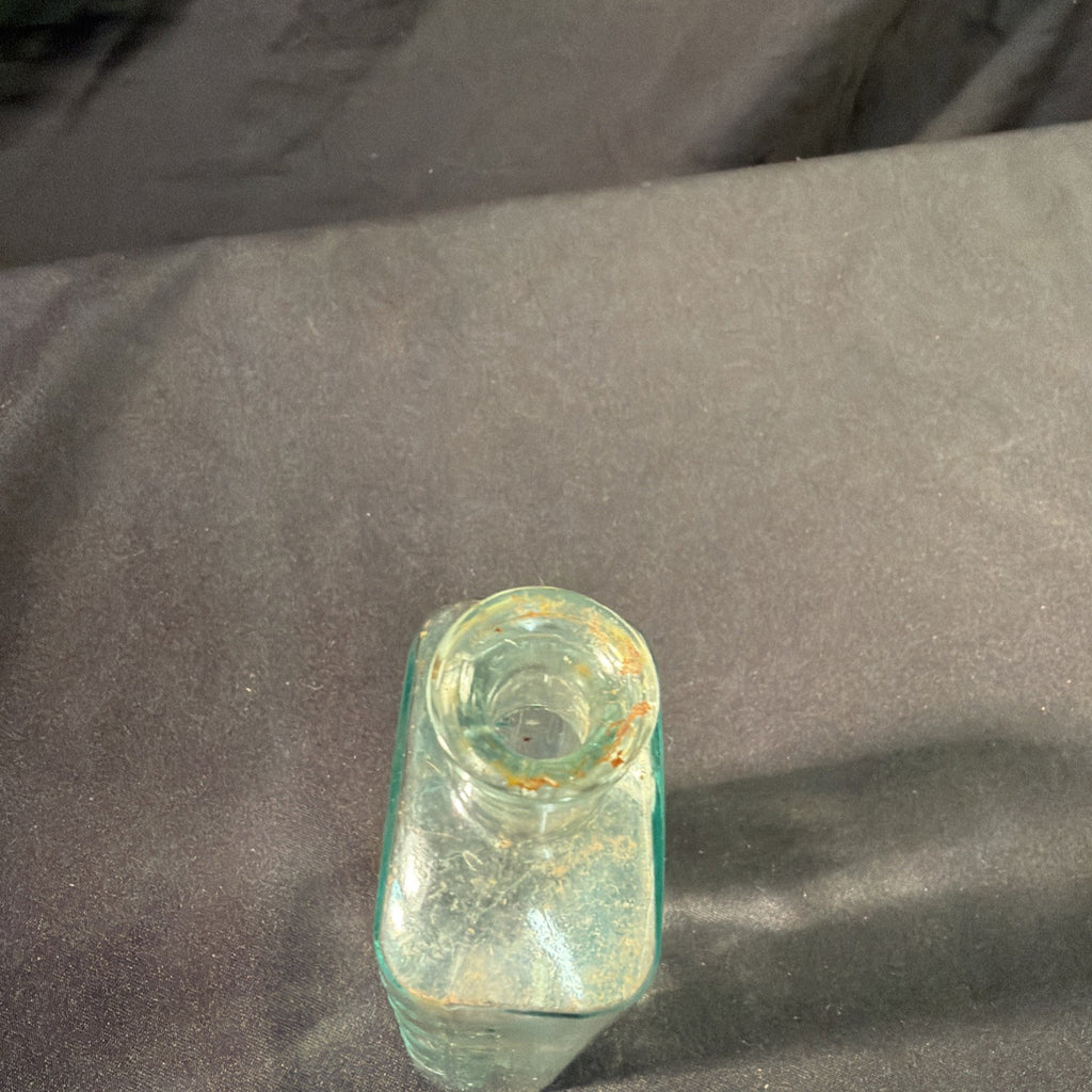 Antique Glass Bottle R.O. Pughe Chemist & Dentist Llanfairfechan Wales - (2016)