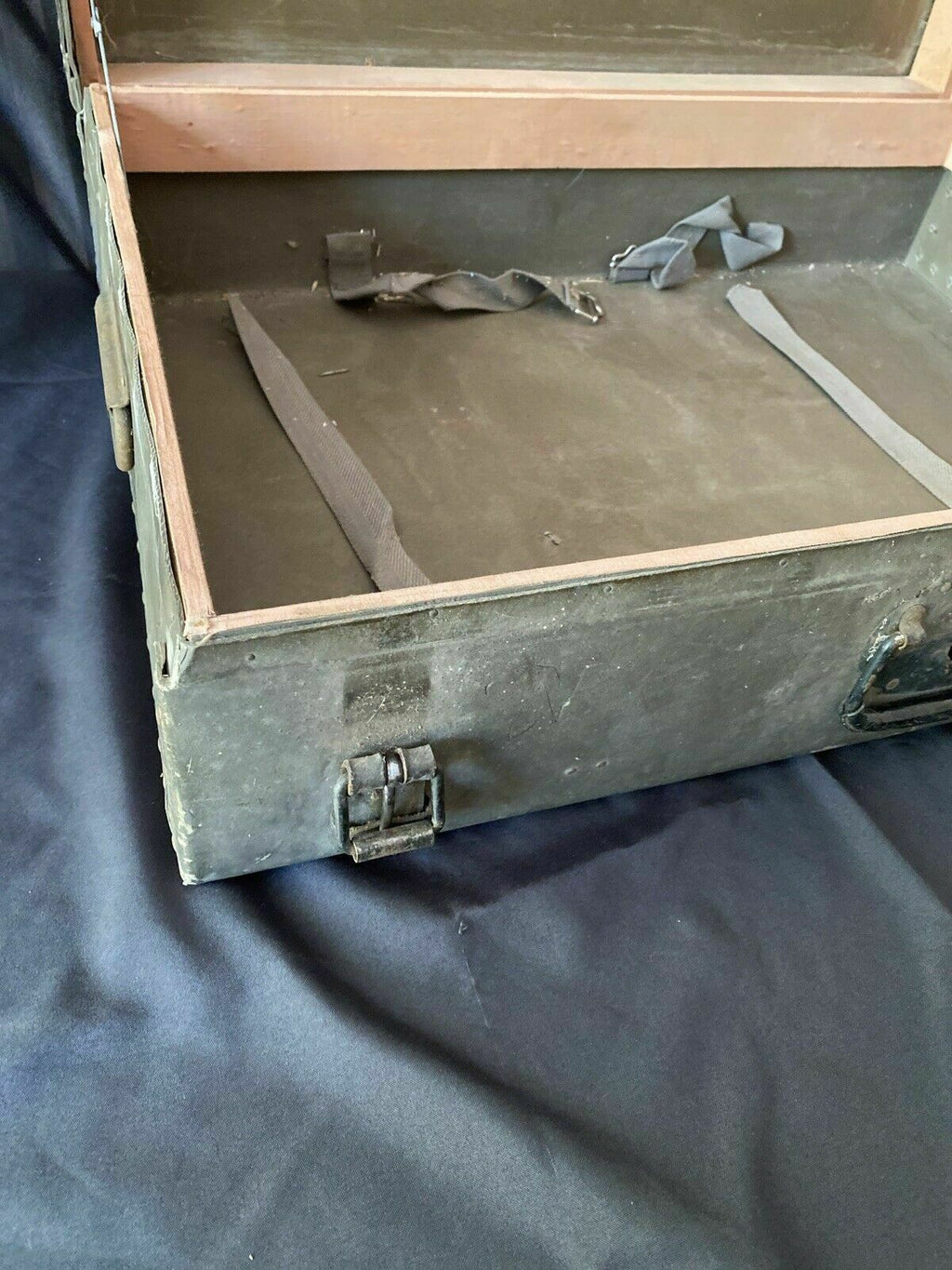 Military Suitcase Luggage Green Metal Parts Wood Frame Display Prop Unica 6516