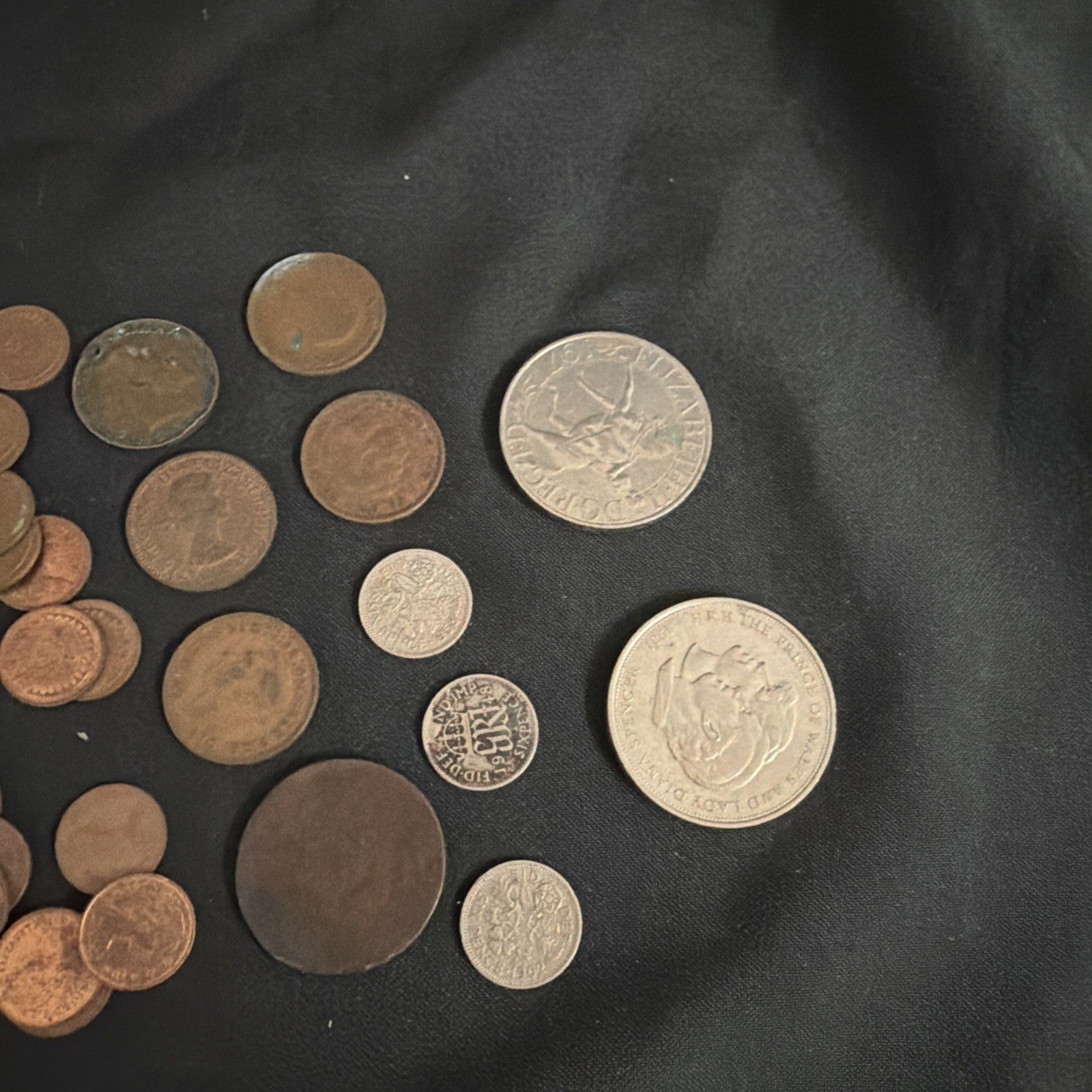 50 British Coins, Half Pennies new & Old Six Pence, Commemorative - (2361)