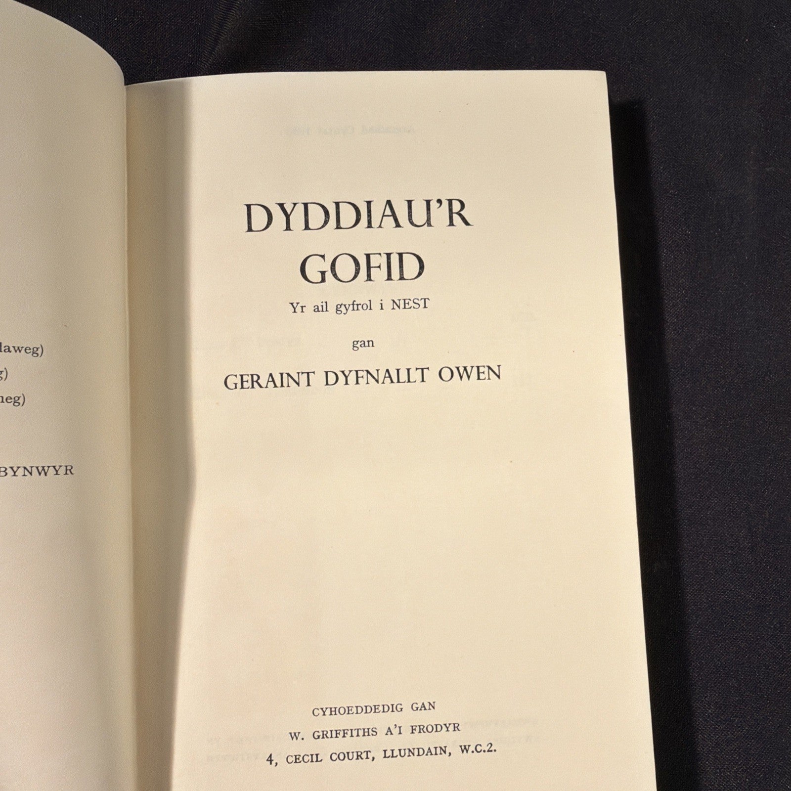 Dyddiau'r gofid, Geraint Dyfnallt Owen - Welsh Language book - (1875)