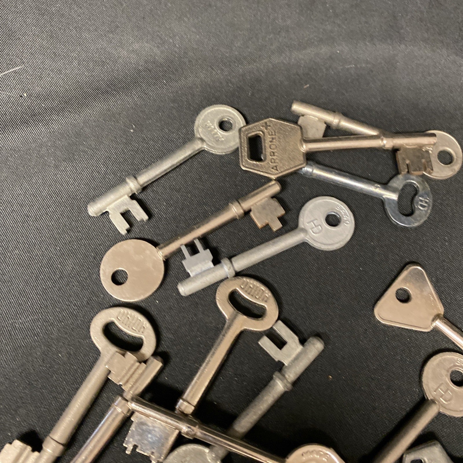 Vintage & Modern Key Lot of 25 Skeleton Keys Crafts Jewellery - (1362)