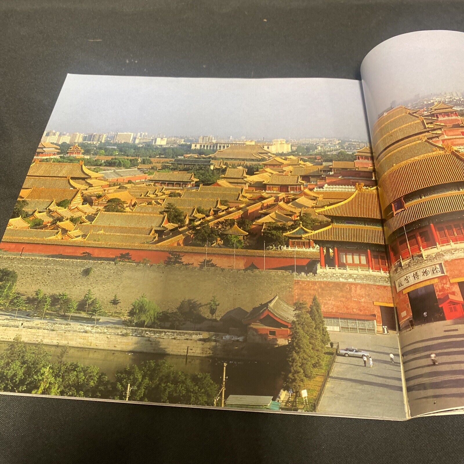 BOOK - Forbidden City - Tourist Guide in Chinese and English Vintage  - (9132)