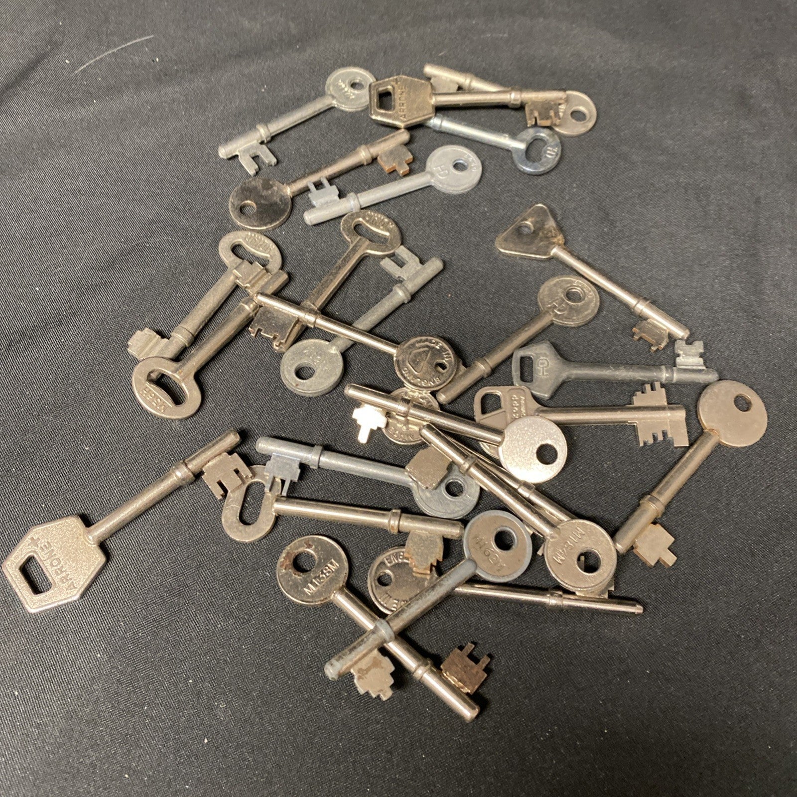 Vintage & Modern Key Lot of 25 Skeleton Keys Crafts Jewellery - (1362)