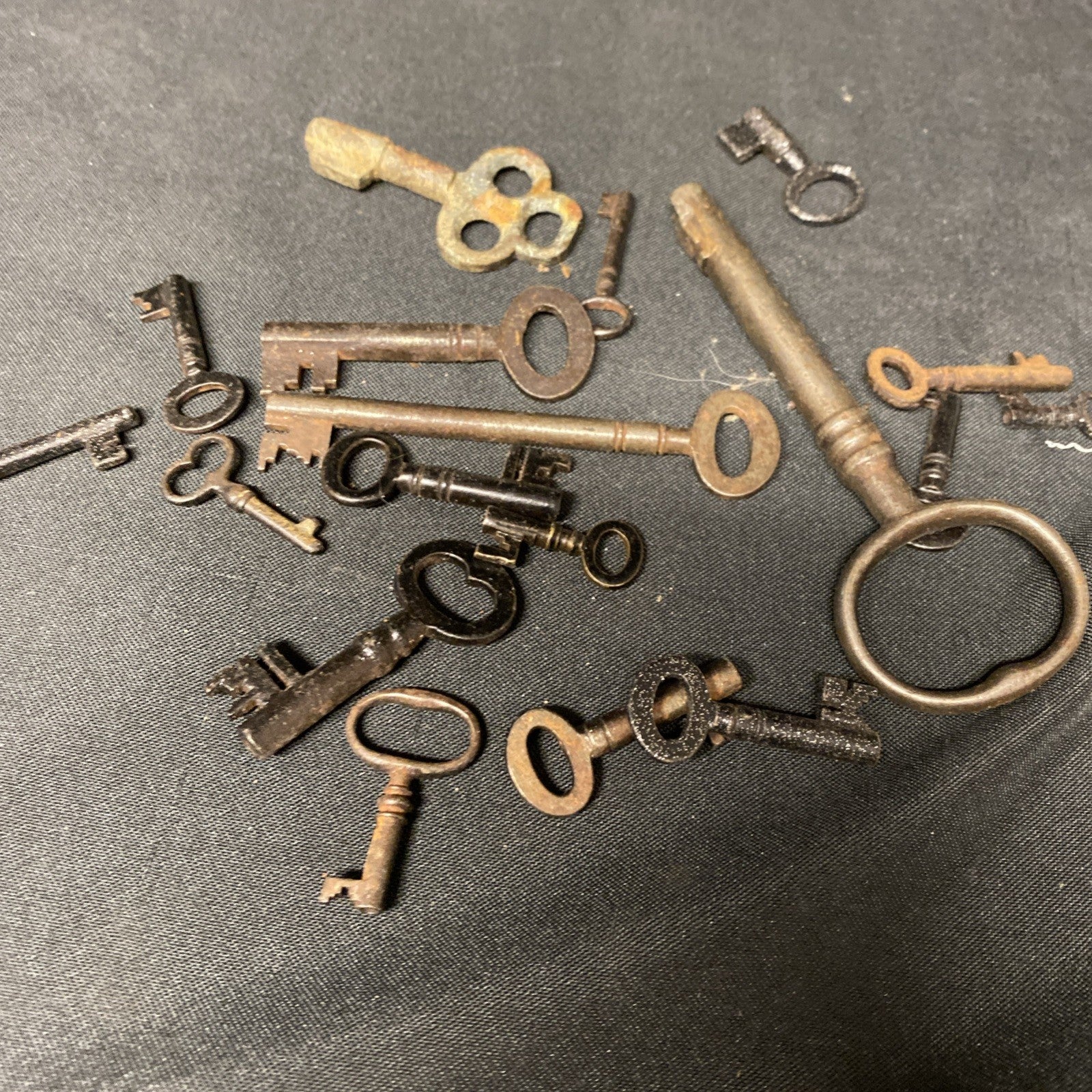 Vintage Key Lot of 20 Old Barrel Skeleton Keys Crafts Jewellery - (1364)