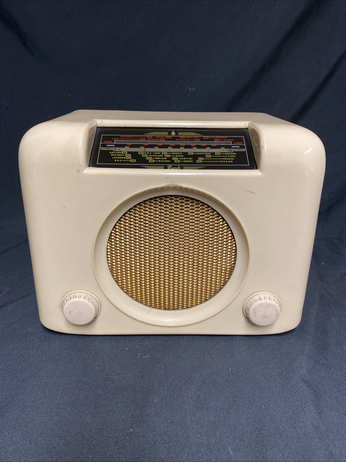 Vintage Bush DAC Model 90A Ivory Radio in original condition - (1792)
