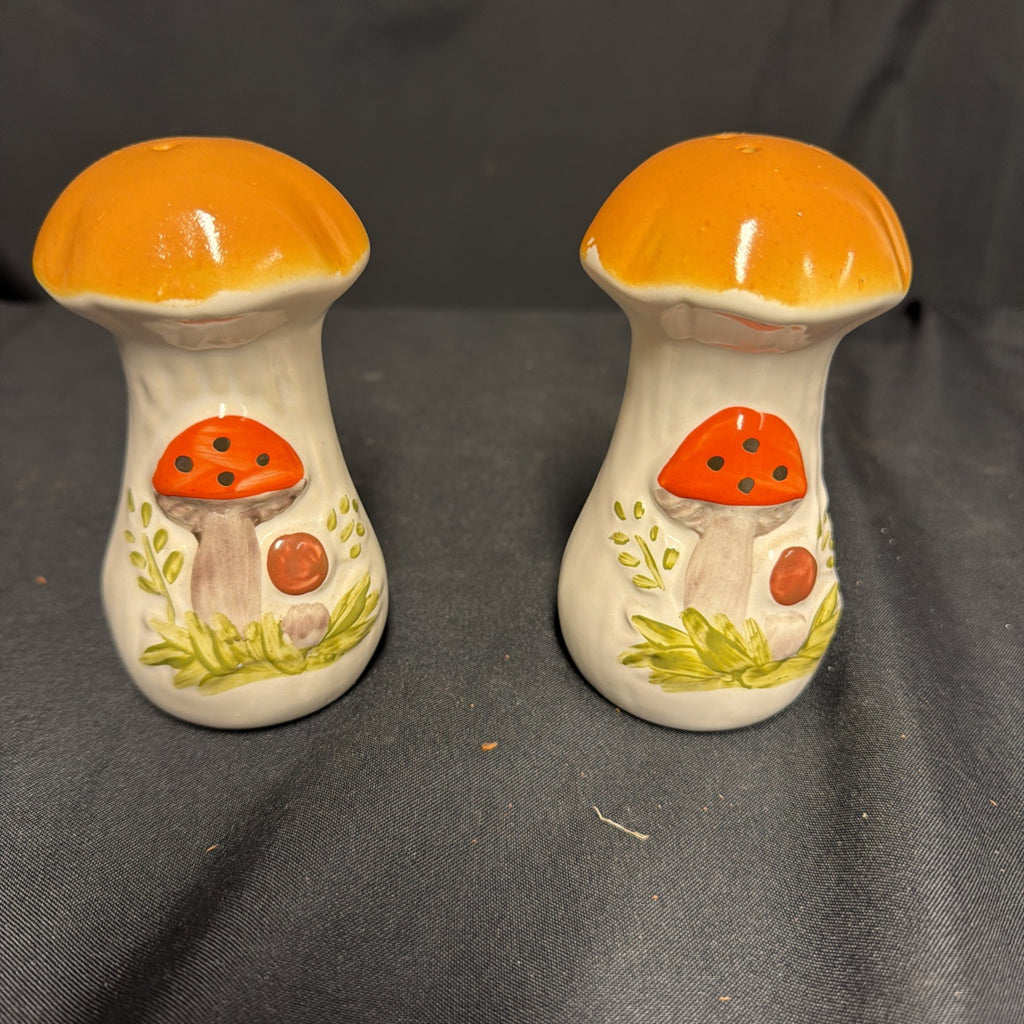 Merry Mushroom 1973 Sears Laurentian pottery Canada Salt & Pepper  - (1848)