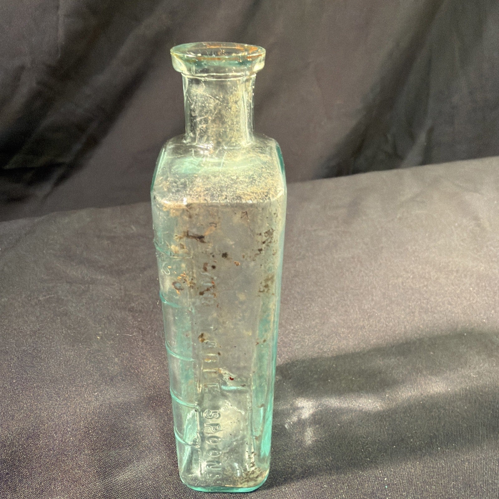 Antique Glass Bottle R.O. Pughe Chemist & Dentist Llanfairfechan Wales - (2016)