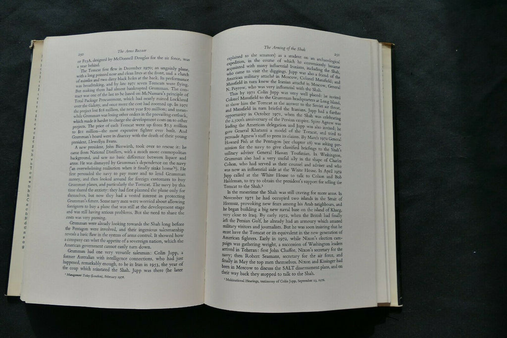 BOOK - THE ARMS BAZAAR - Anthony Sampson - (8725)