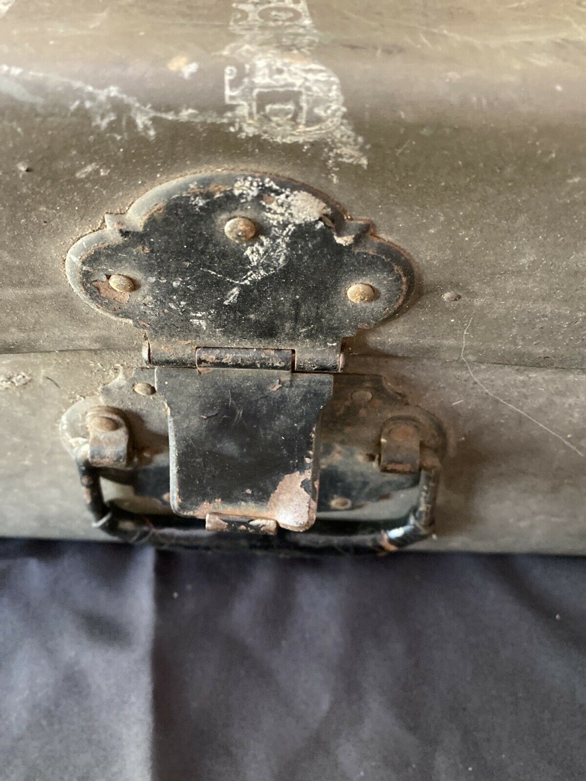 Military Suitcase Luggage Green Metal Parts Wood Frame Display Prop Unica 6516