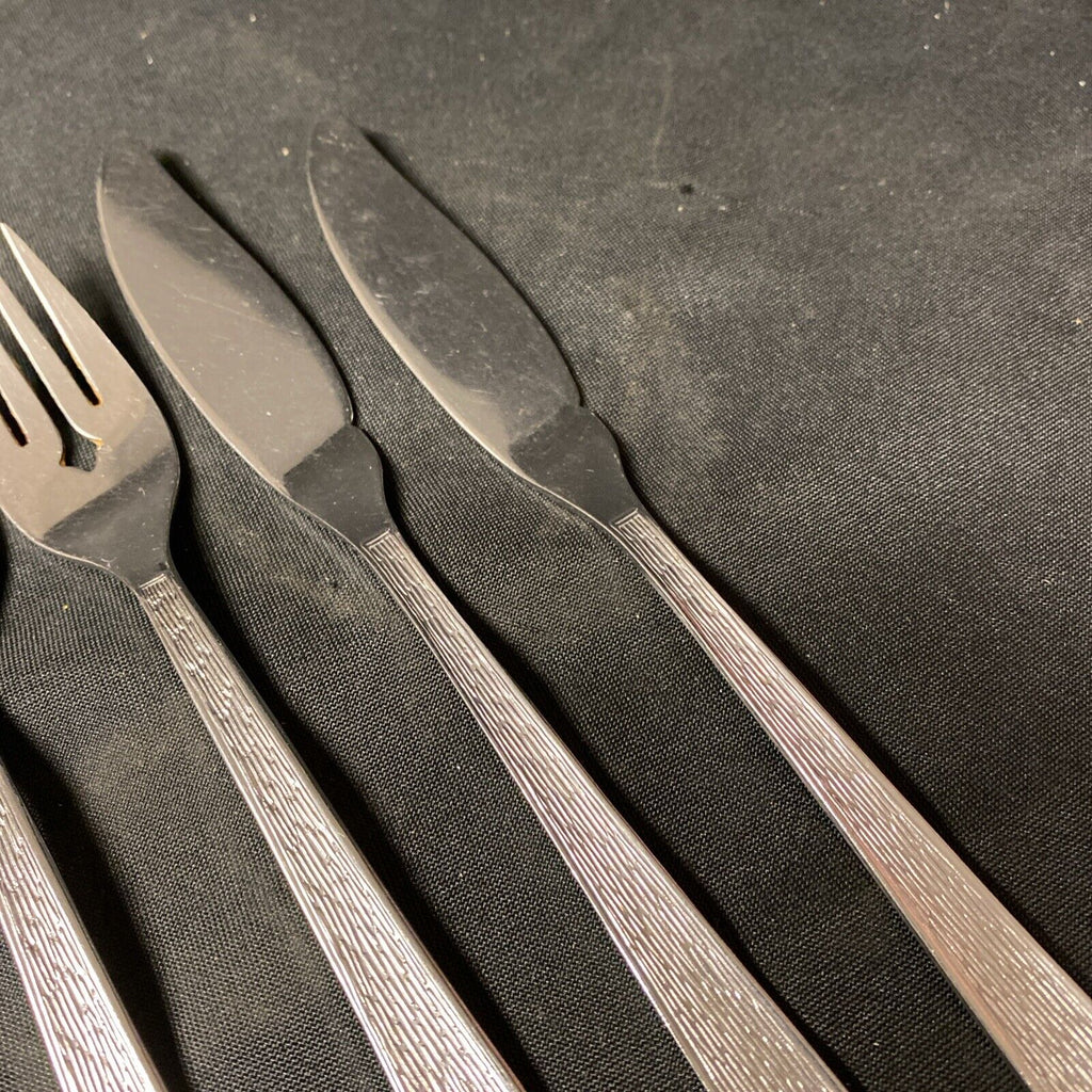 4 Pieces ONEIDA "TEXTURA" Pattern 2 x Dessert Forks &  2 x Cake Knives - (5365)