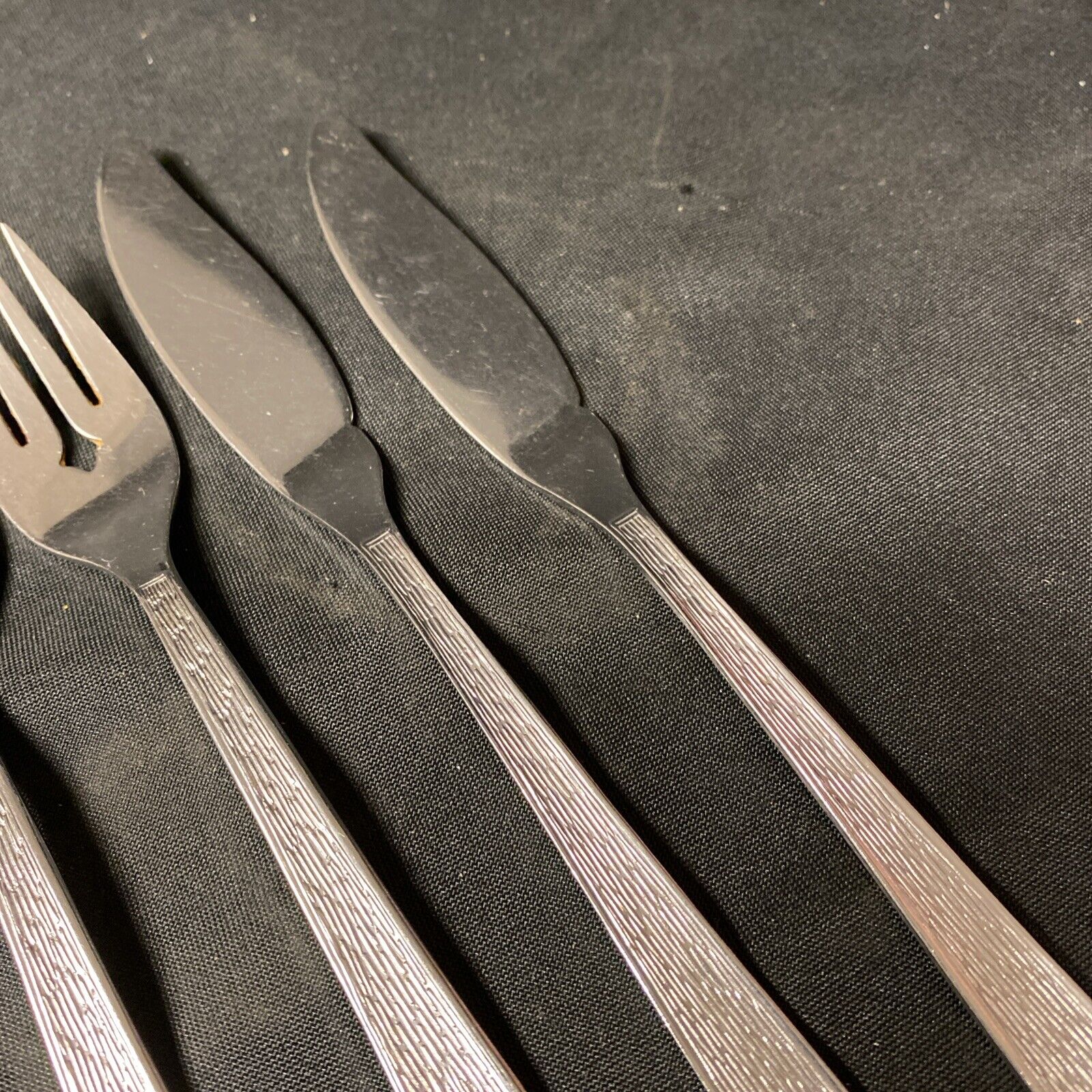 4 Pieces ONEIDA "TEXTURA" Pattern 2 x Dessert Forks &  2 x Cake Knives - (5365)