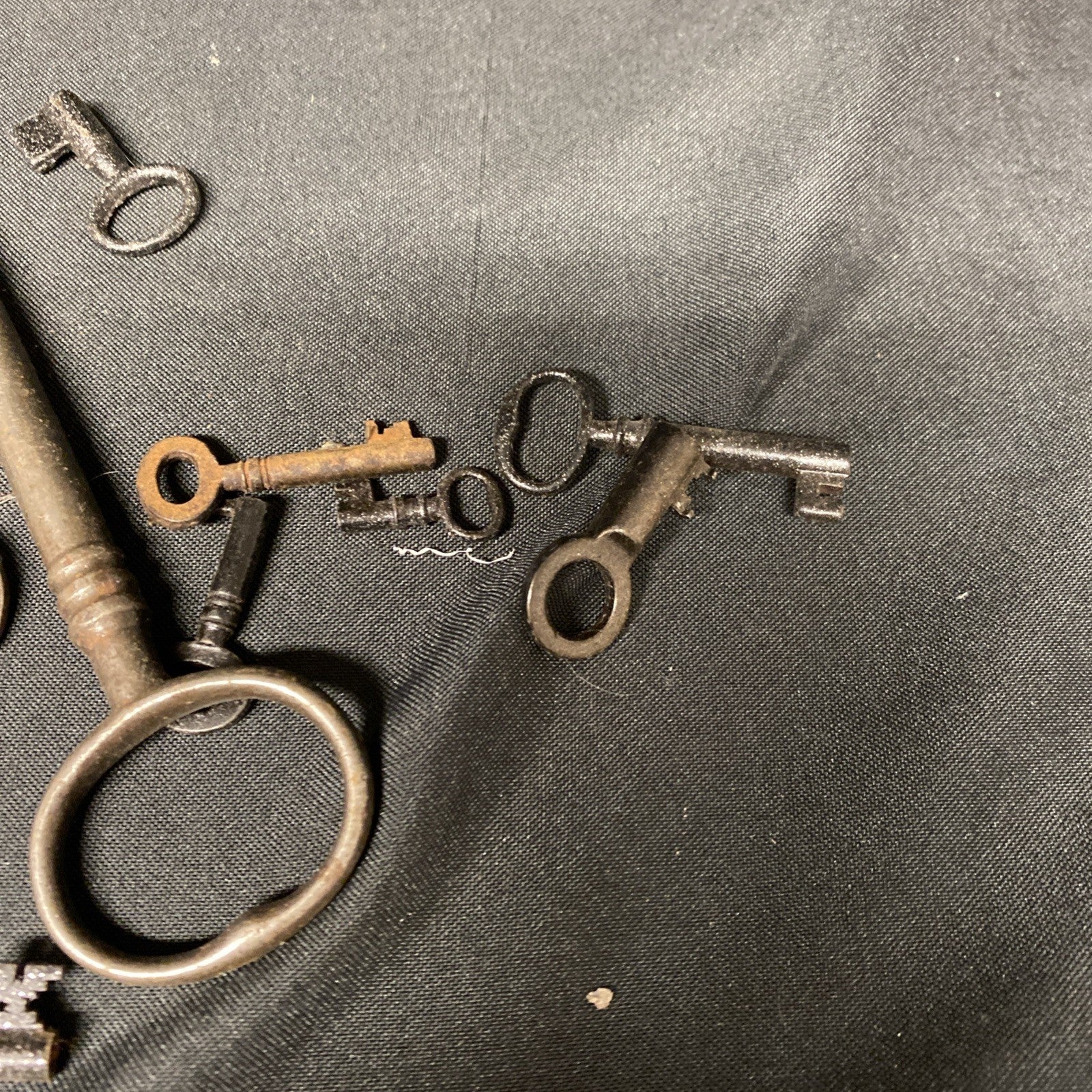 Vintage Key Lot of 20 Old Barrel Skeleton Keys Crafts Jewellery - (1364)