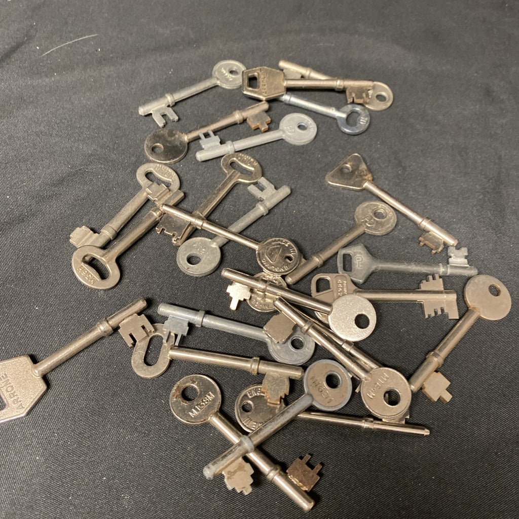 Vintage & Modern Key Lot of 25 Skeleton Keys Crafts Jewellery - (1362)