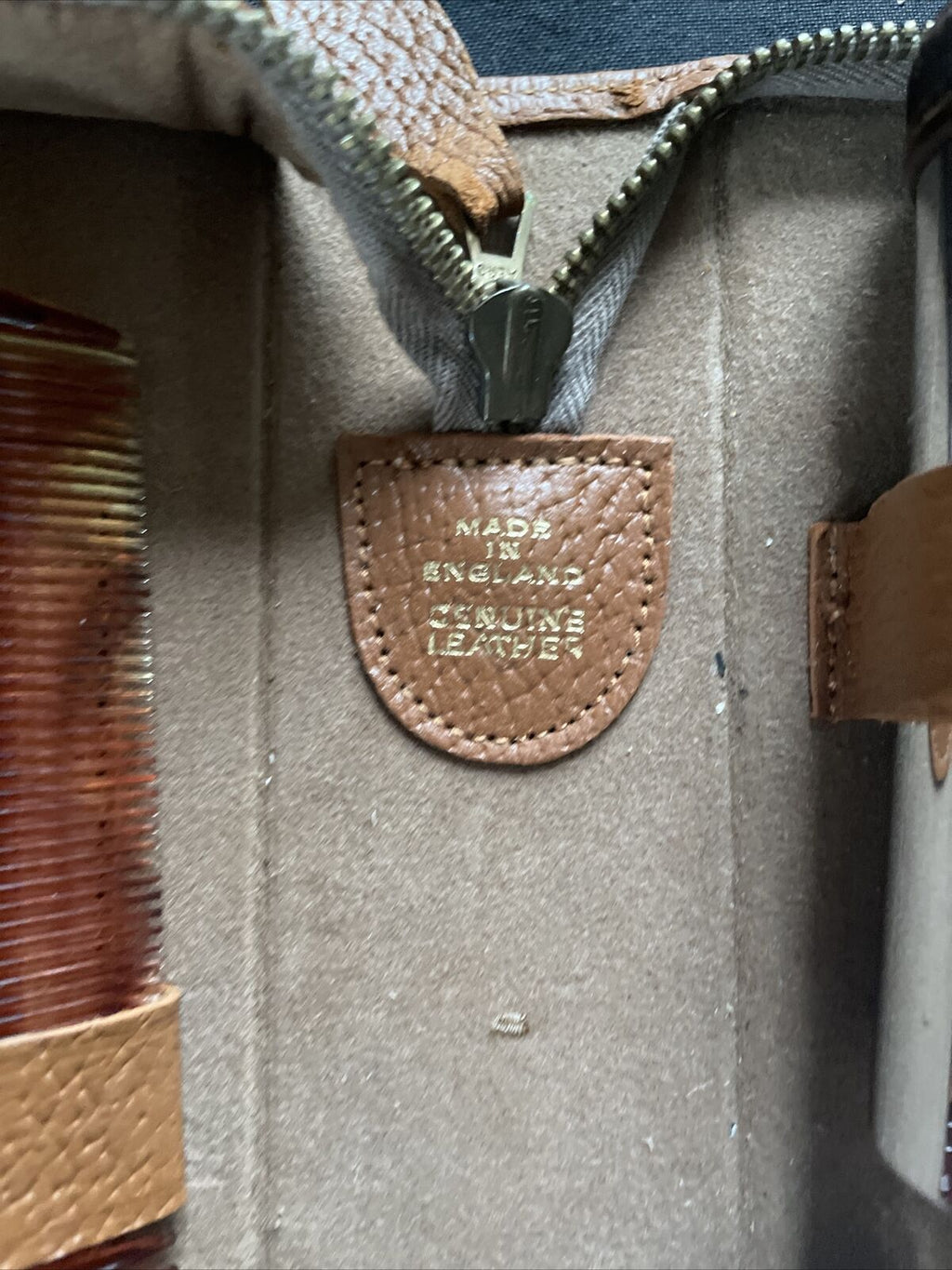 Vintage Gentlemens Grooming set unused in leather case - (9392)