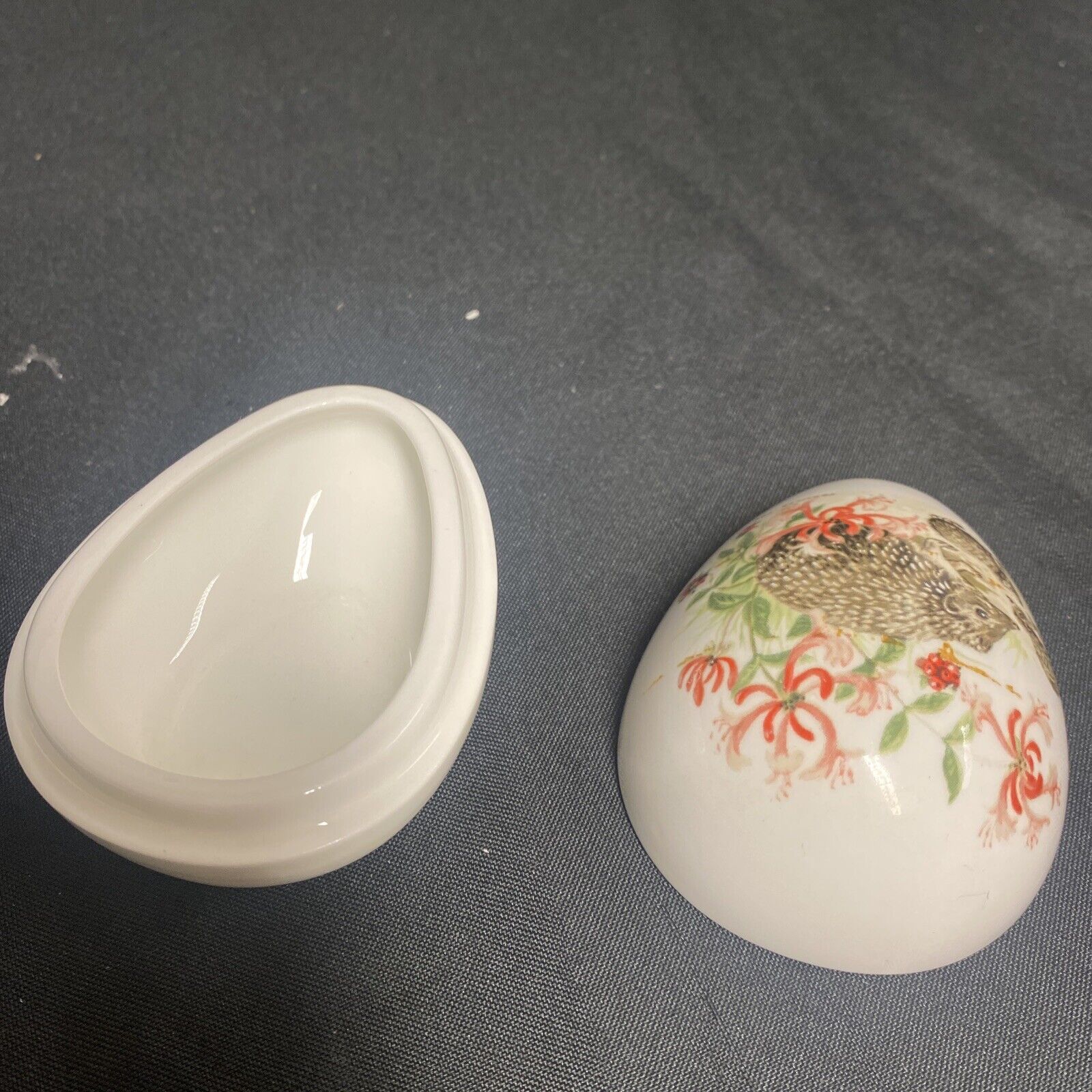 Trinket Box EGG - Coalport Bone China Country Friends Hedghog & Young - (9192)