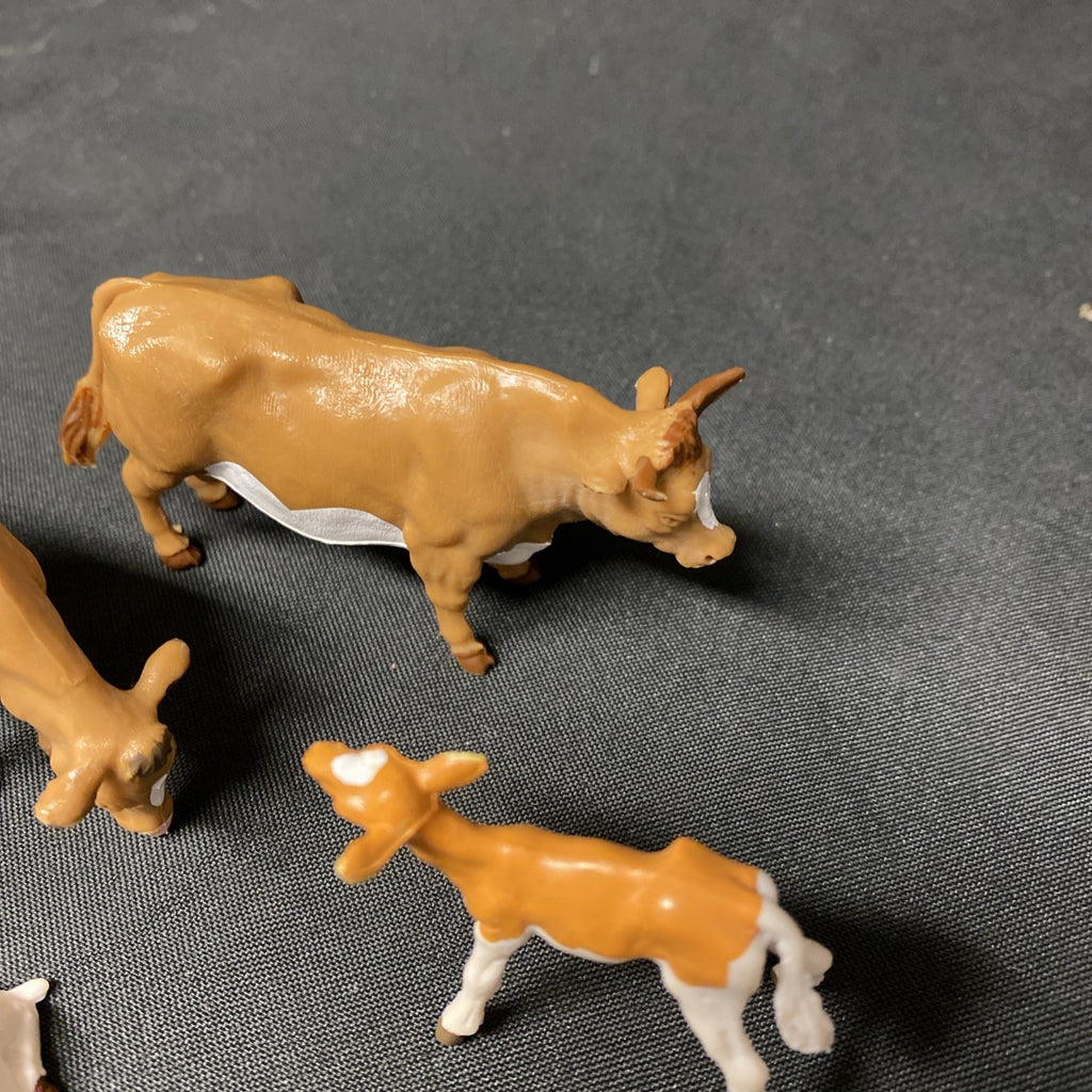 Britains Farm 1984 Cow, Bull and 2 Calves - (1662)