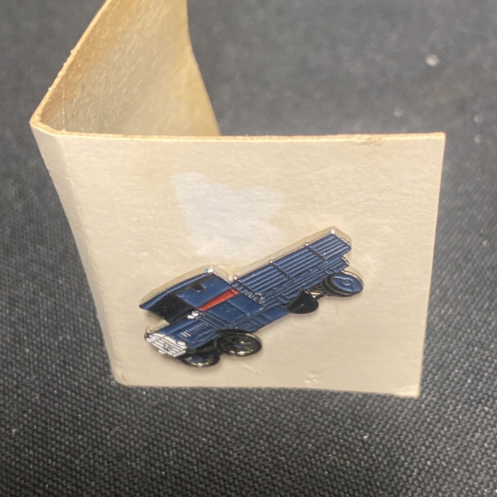 Atlas Editions Enamel Pin Badge Truck Lorry Collection Mercedes Benz 5K - (9141)