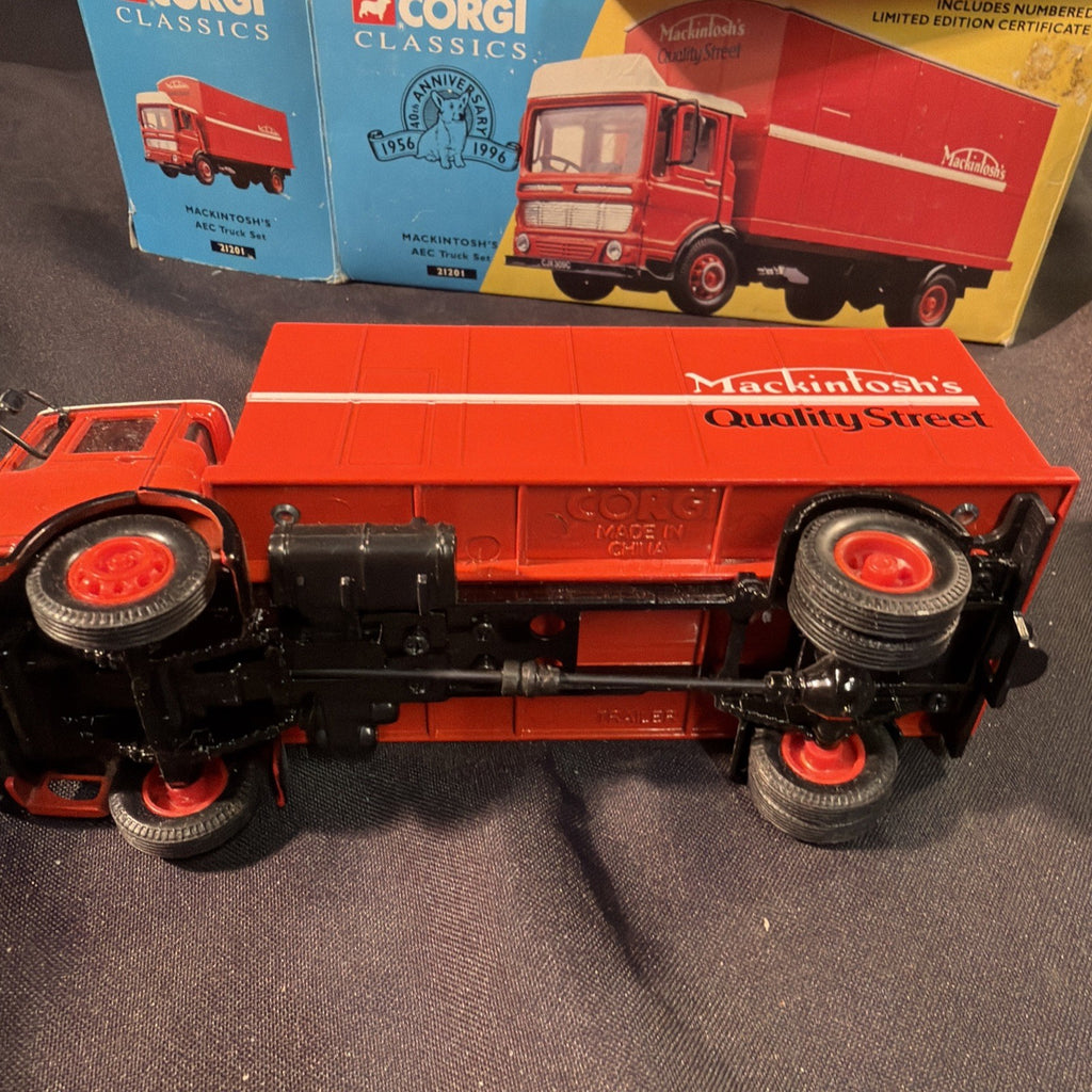 CORGI Classics MACKINTOSH'S AEC Truck Set 21201 LE #2249 of #8100 1995 - (2044)