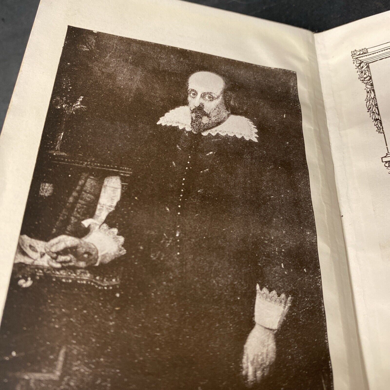 BOOK - Shakespearean Tragedies - Collins Leather Bound With Photographs - (5257)