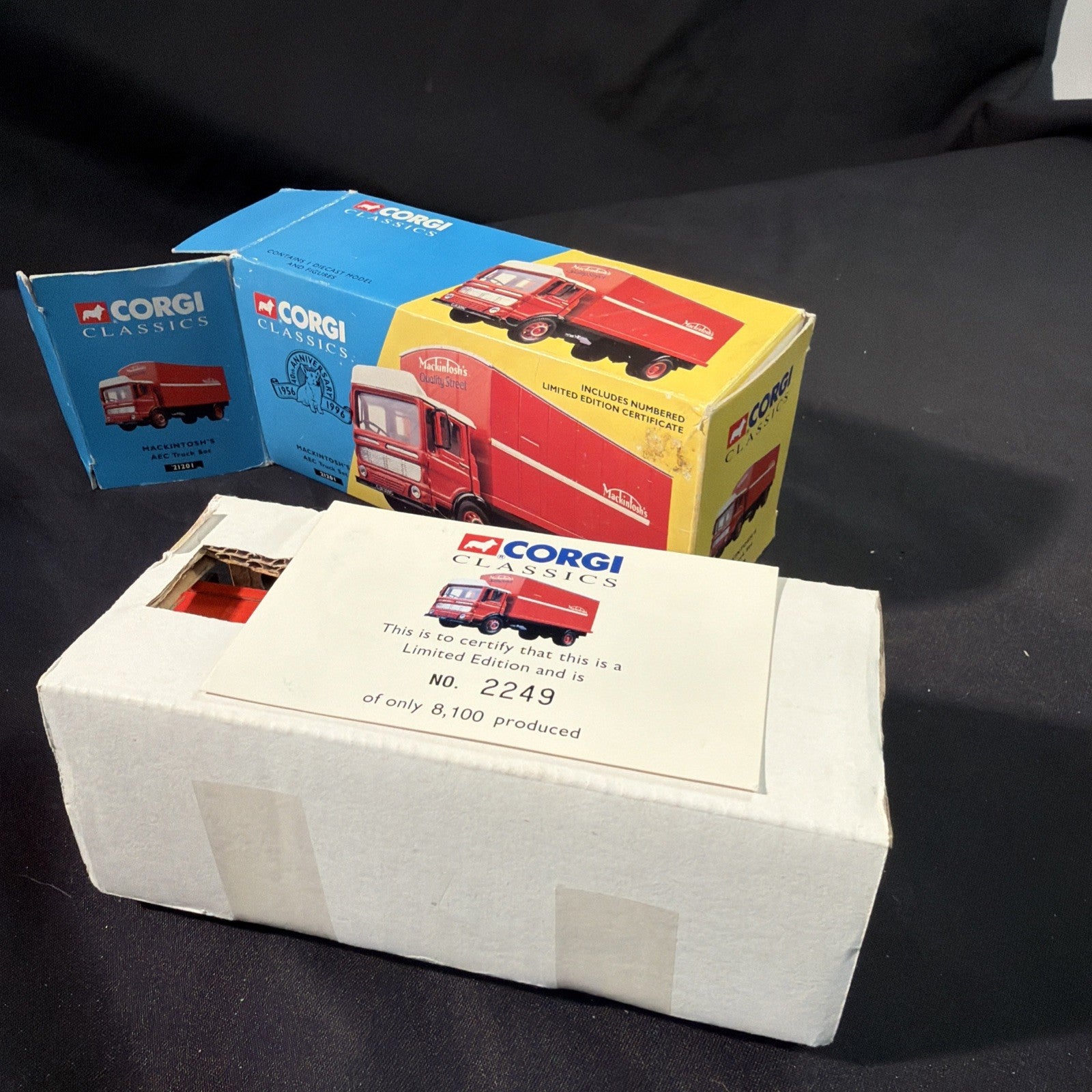 CORGI Classics MACKINTOSH'S AEC Truck Set 21201 LE #2249 of #8100 1995 - (2044)