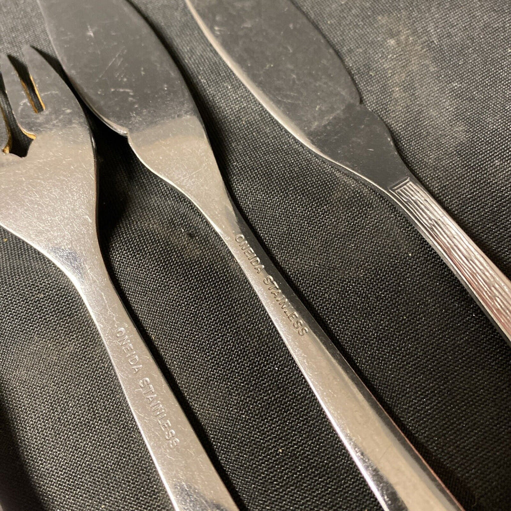 4 Pieces ONEIDA "TEXTURA" Pattern 2 x Dessert Forks &  2 x Cake Knives - (5365)