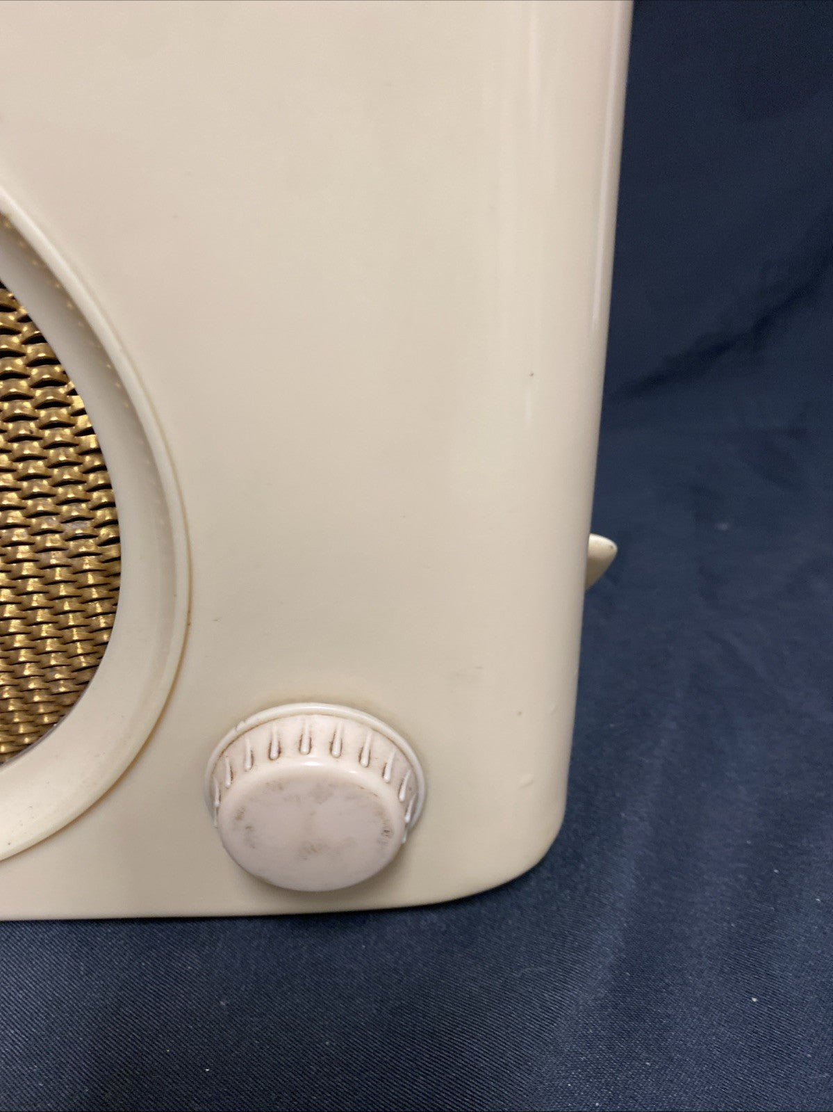 Vintage Bush DAC Model 90A Ivory Radio in original condition - (1792)