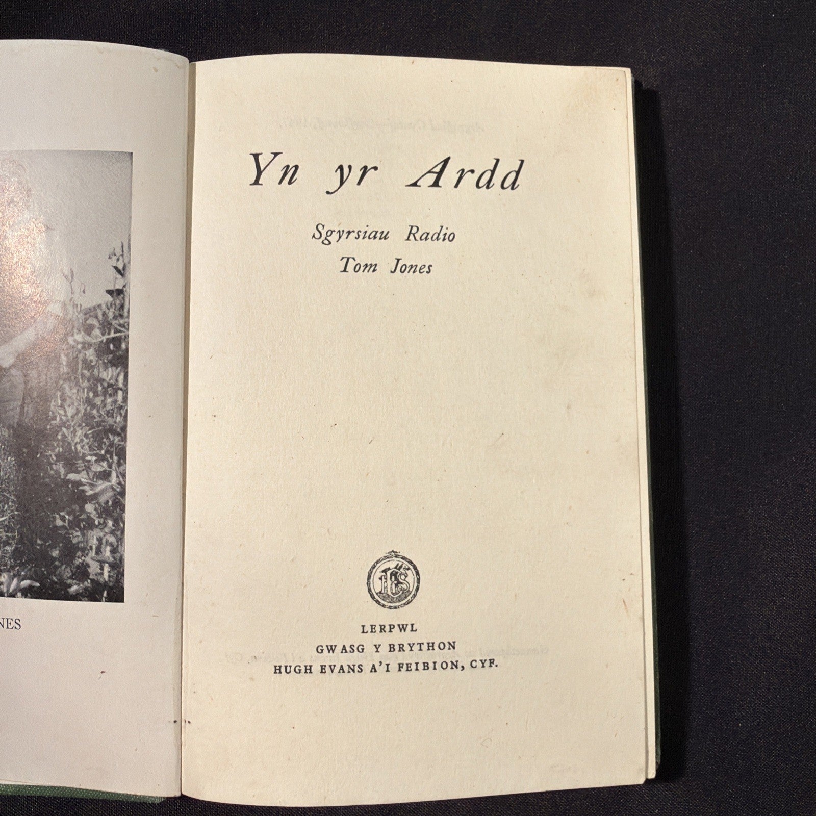 Yn yr Ardd, Sgyrsiau Radio, Tom Jones - Welsh Language book - (1862)