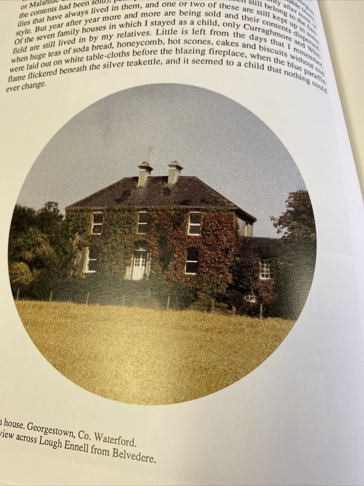 Town and Country by Mark Girouard book HB with DJ 1979 - (7687)