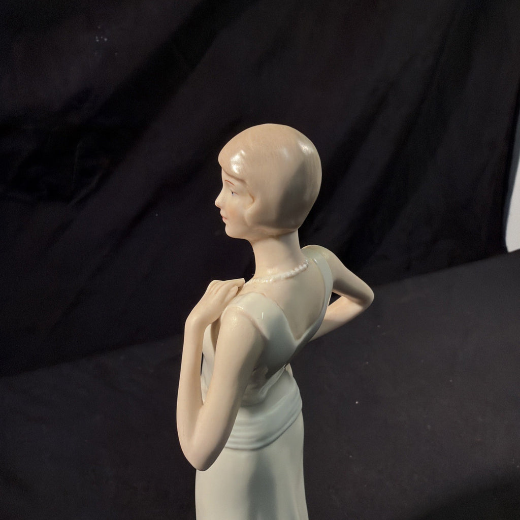 Berkeley An Evening Out TN5462 Figurine 24cm Tall Ex. Cond. - (2076) 
