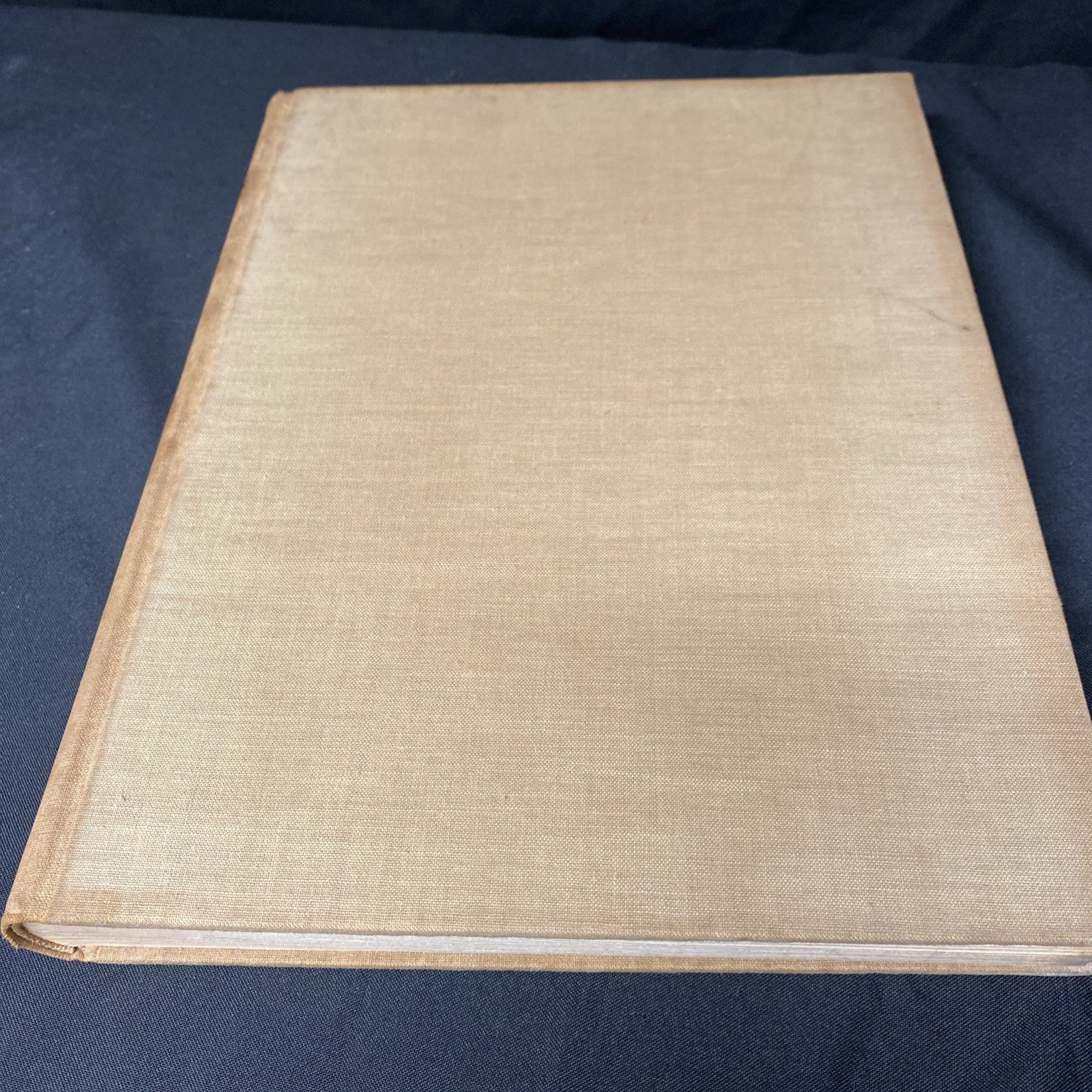 Book - LA FARGE, OLIVER, A Pictorial History of the American Indian 1956 1st Ed (1518)