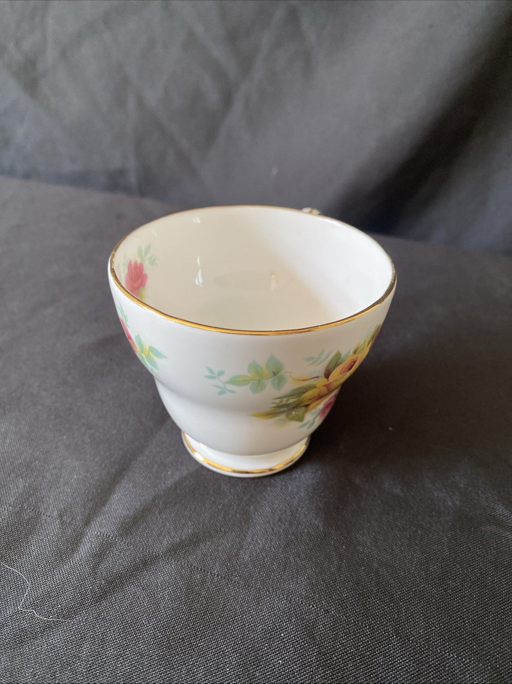 Duchess Garden Roses Fine Bone China England Tea Cup - (5819)