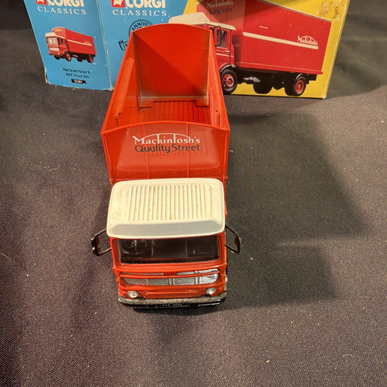 CORGI Classics MACKINTOSH'S AEC Truck Set 21201 LE #2249 of #8100 1995 - (2044)