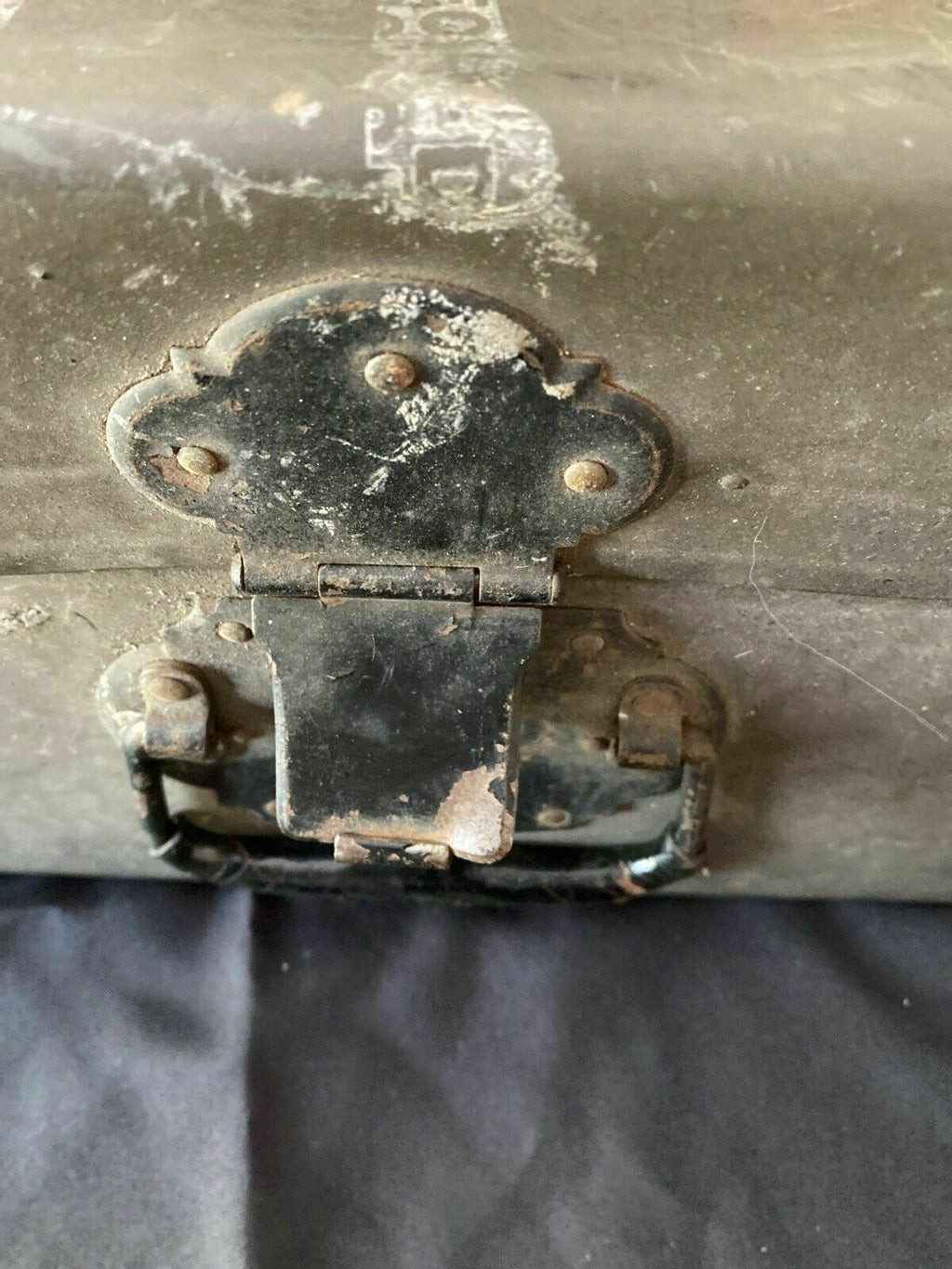 Military Suitcase Luggage Green Metal Parts Wood Frame Display Prop Unica 6516