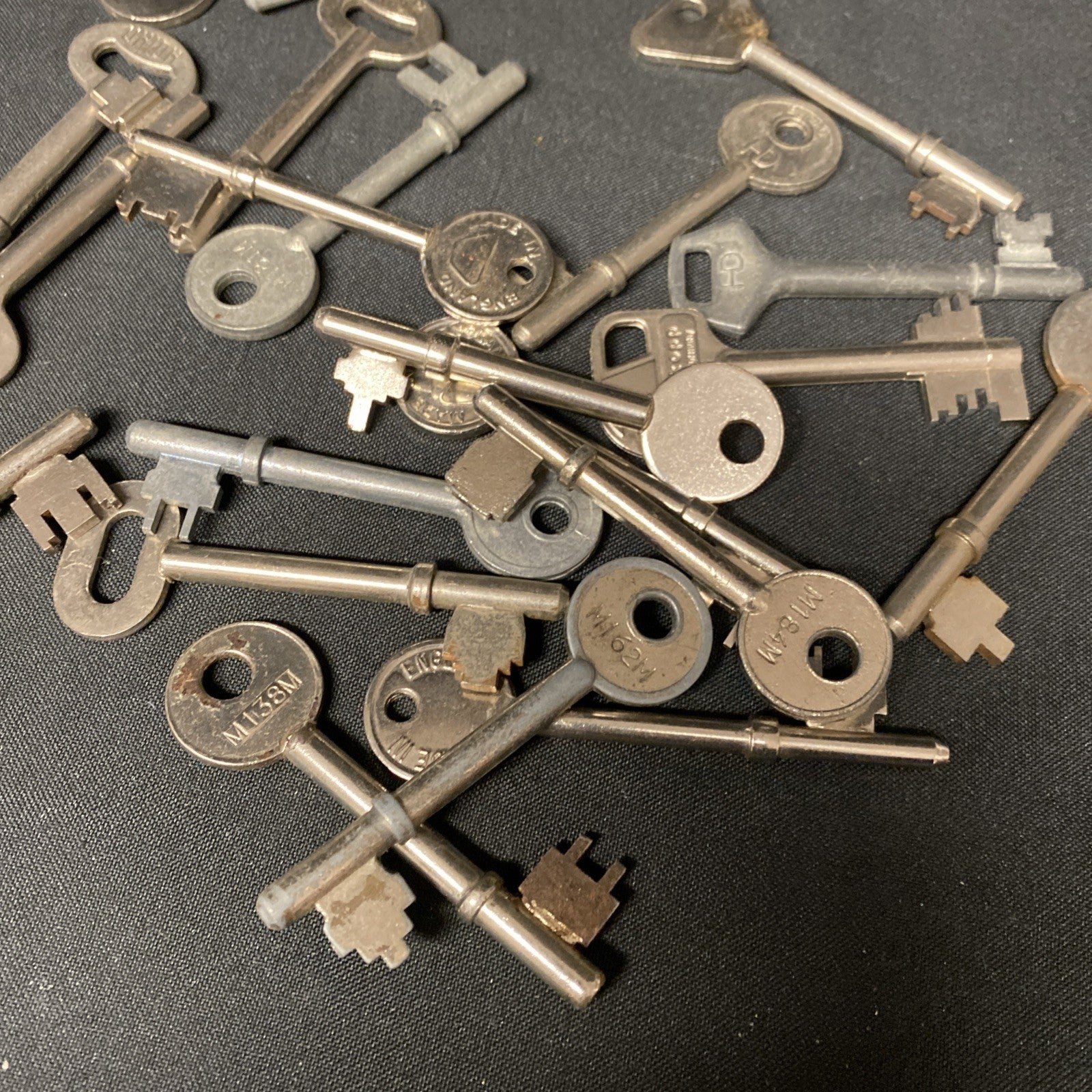 Vintage & Modern Key Lot of 25 Skeleton Keys Crafts Jewellery - (1362)